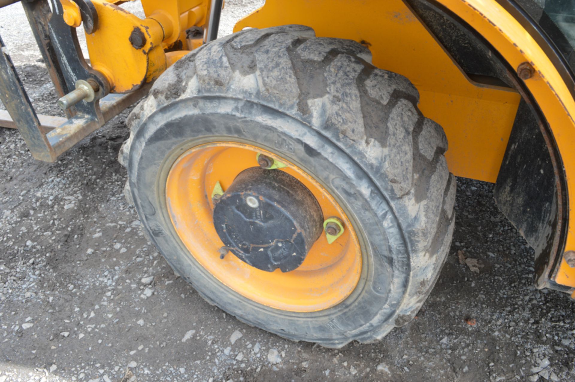 JCB 520-40 4 metre telescopic handler  Year: 2011 S/N: 01781361 Recorded hours: 1847 A563757 - Image 8 of 13