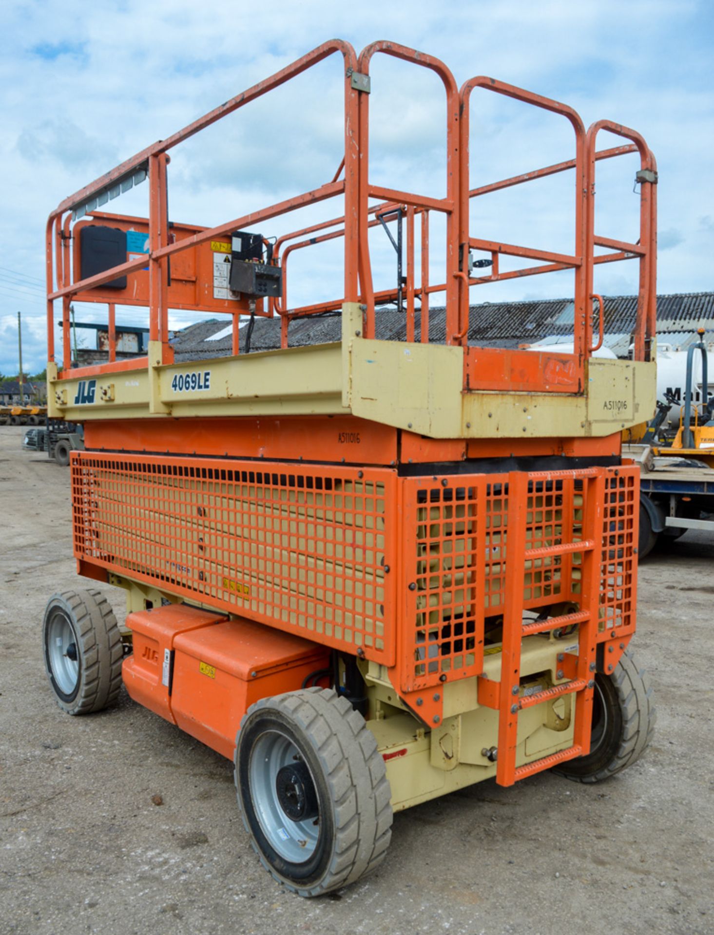 JLG 4069 LE 40 ft battery electric scissor lift access platform Year: 2008 S/N: 0200182239 - Image 3 of 6