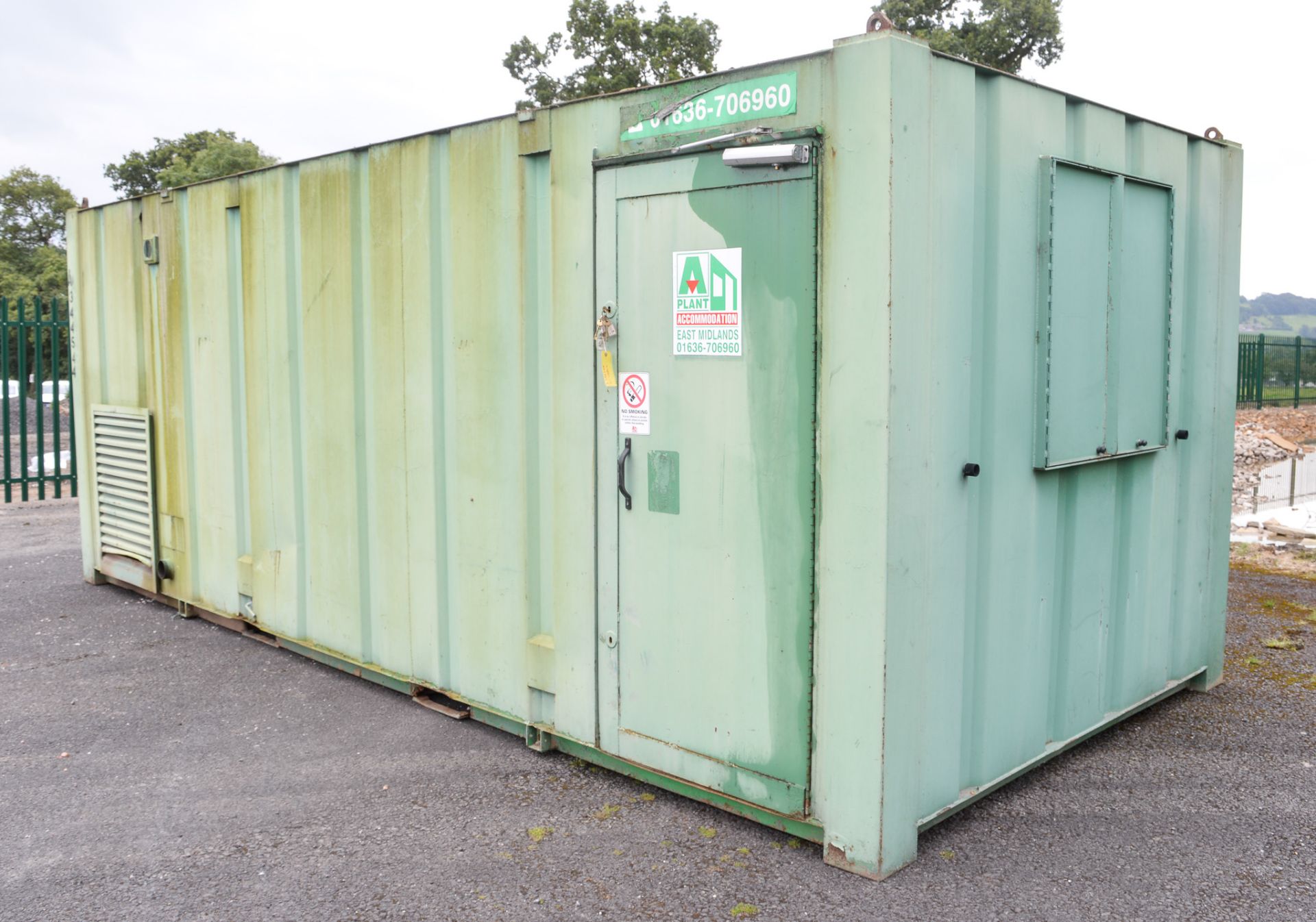 21 ft x 9 ft steel anti vandal site welfare unit Comprising of: canteen area, toilet & generator - Image 3 of 8