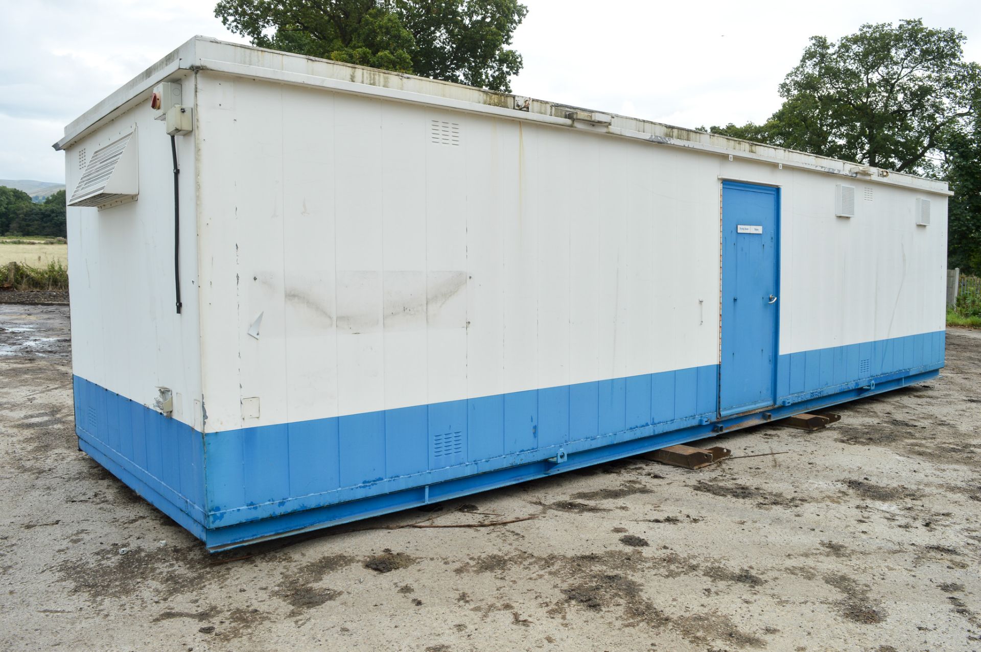 32 ft x 9 ft anti vandal steel toilet & drying room site unit comprising of drying room, gents & - Image 2 of 10