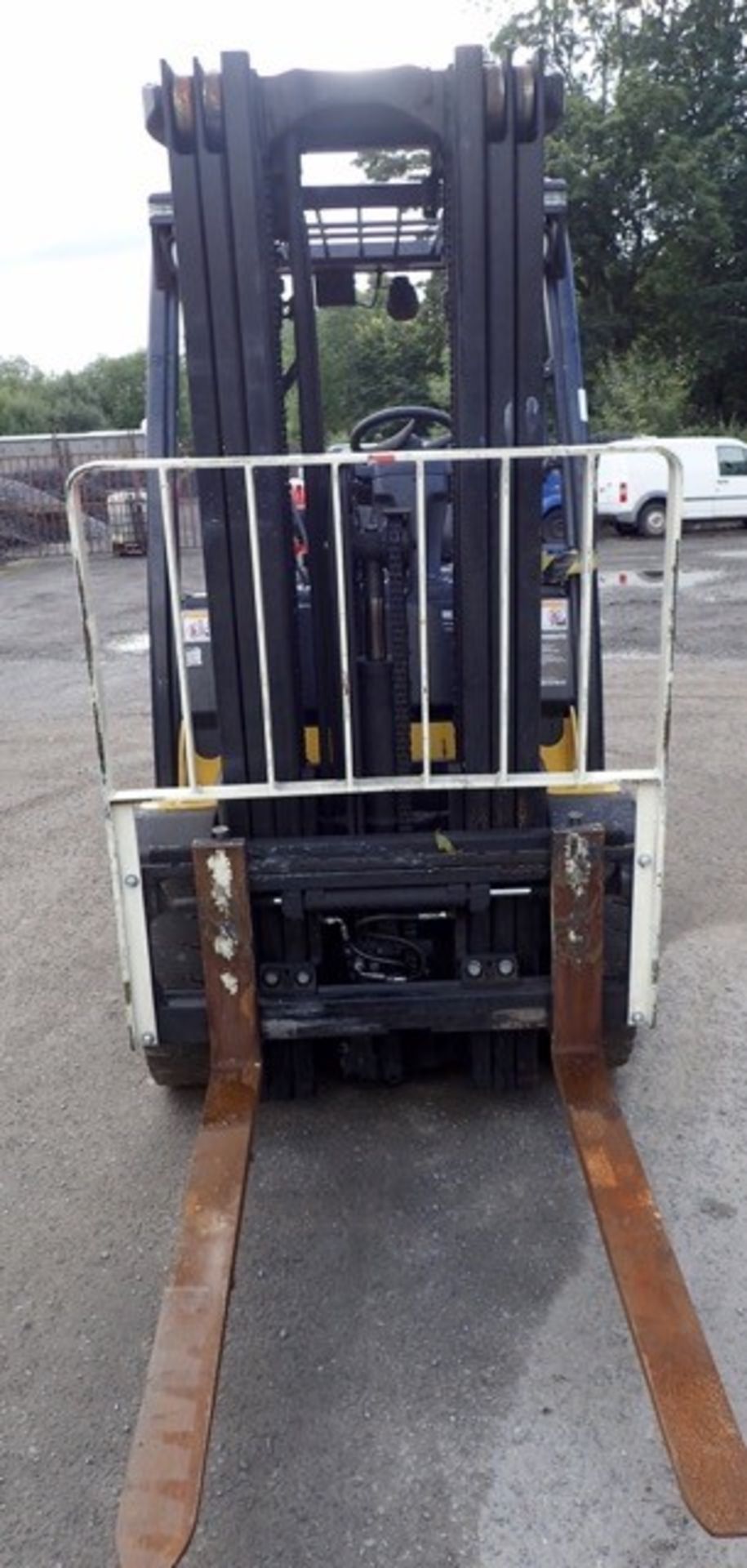 Yale GLP25 2.5 tonne gas powered fork lift truck Year: 2013 S/N: B875B24890L Recorded Hours: 7692 - Image 5 of 9