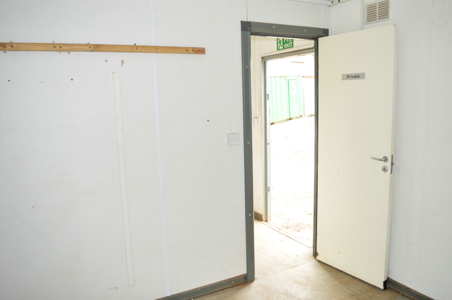 32 ft x 10 ft steel anti vandal jack leg site office unit cpmprising of: 2 offices, kitchen & toilet - Image 11 of 12