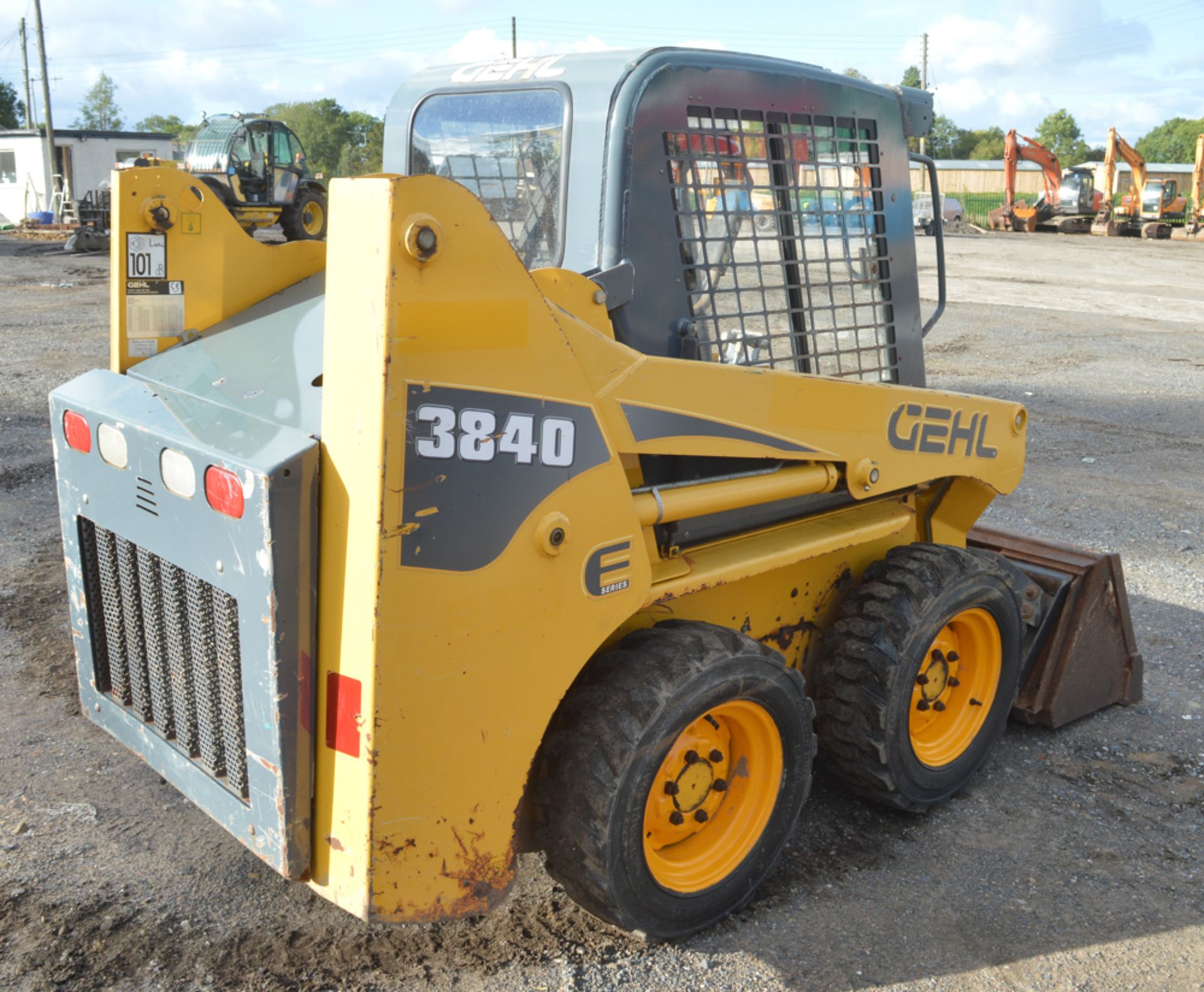 Gehl 3840 E Series skidsteer  Year:2011  S/N: E00004354 Recorded hours: 7861 C/w bucket - Image 3 of 11