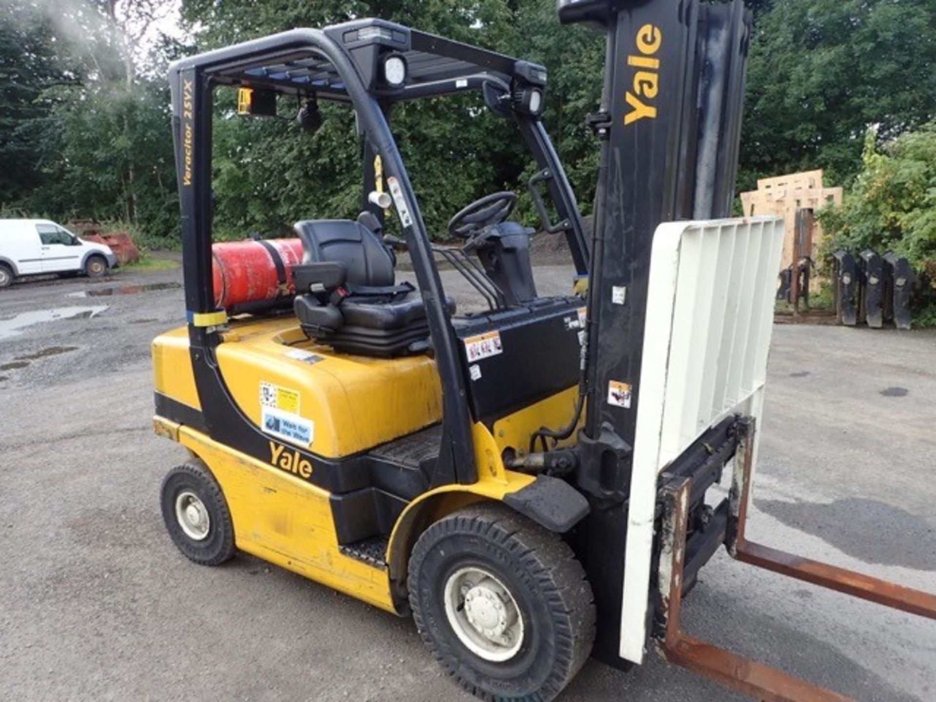 Yale GLP25 2.5 tonne gas powered fork lift truck Year: 2013 S/N: B875B24890L Recorded Hours: 7692 - Image 4 of 9