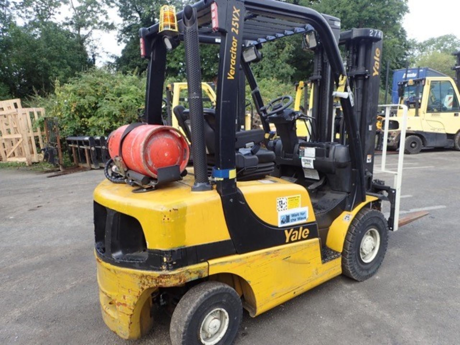 Yale GLP25 2.5 tonne gas powered fork lift truck Year: 2013 S/N: B875B24890L Recorded Hours: 7692 - Image 3 of 9