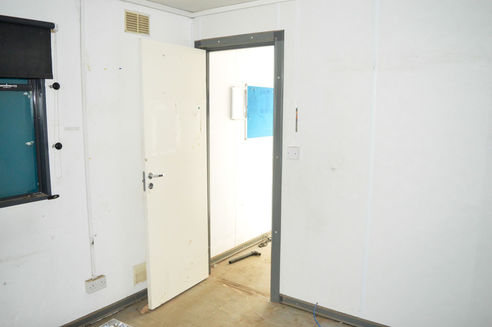 32 ft x 10 ft steel anti vandal jack leg site office unit cpmprising of: 2 offices, kitchen & toilet - Image 7 of 12