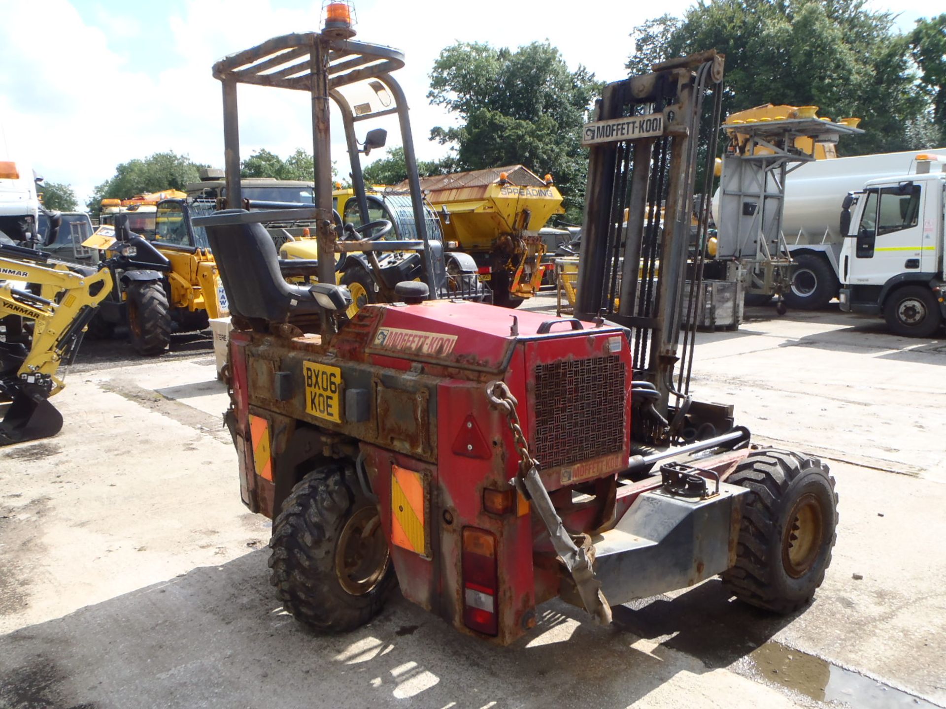 Moffett M5 20.3 2 tonne diesel truck mounted fork lift truck Year: 2005 S/N: E490345 Recorded Hours: - Image 3 of 9