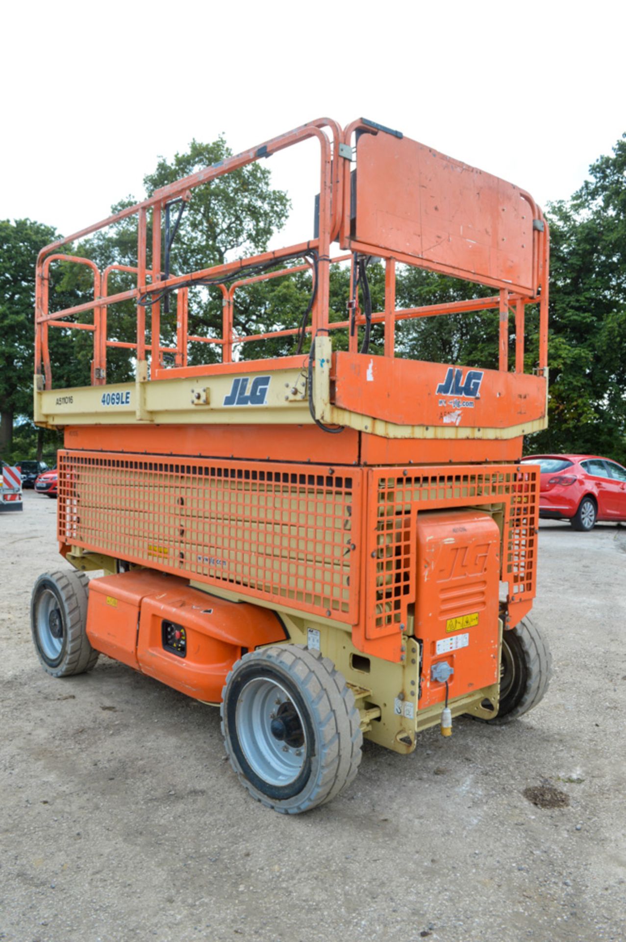 JLG 4069 LE 40 ft battery electric scissor lift access platform Year: 2008 S/N: 0200182239