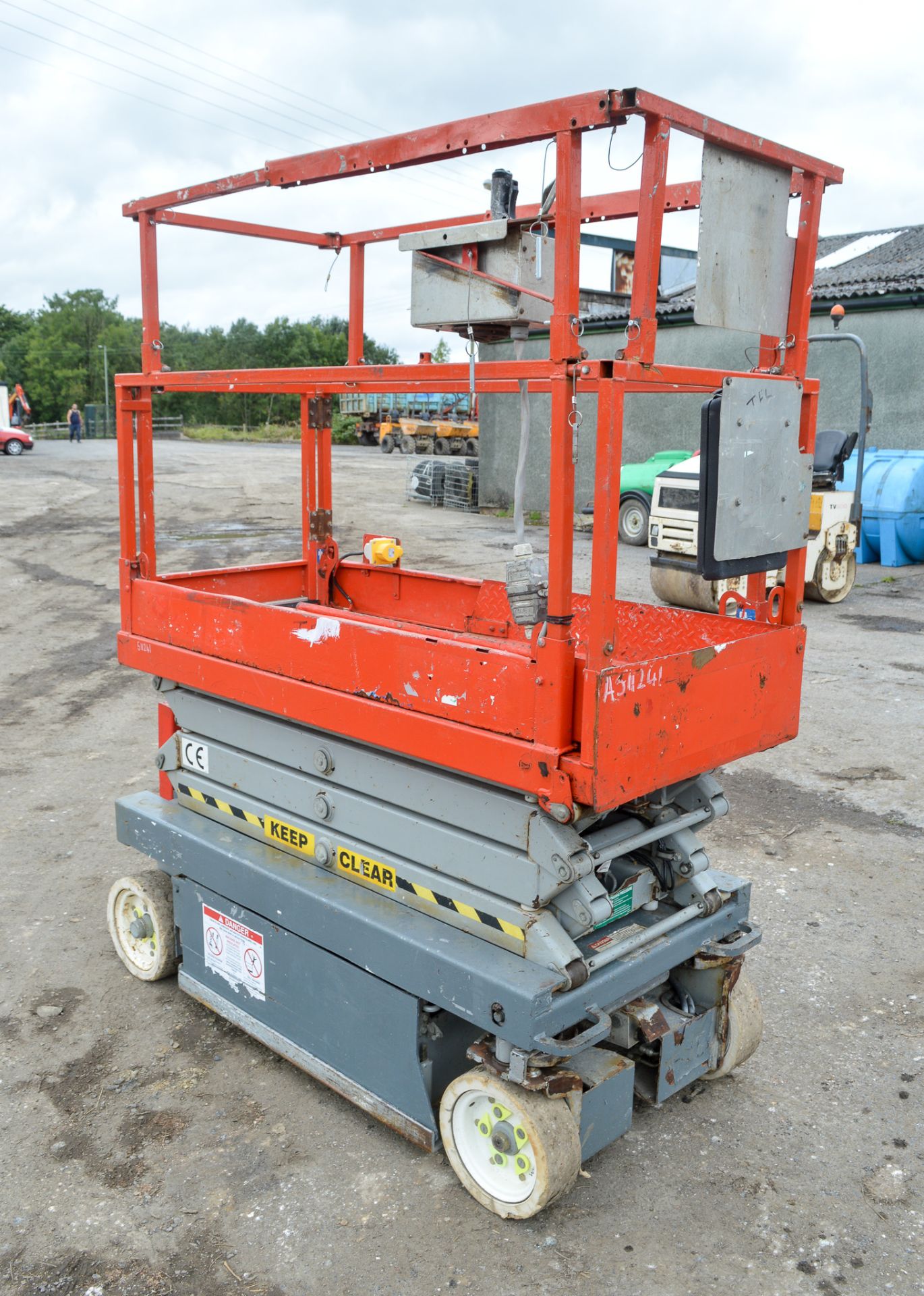 Skyjack SJIII 3219 19 ft battery electric scissor lift access platform Year: 2008 S/N: 22011182 - Image 2 of 5