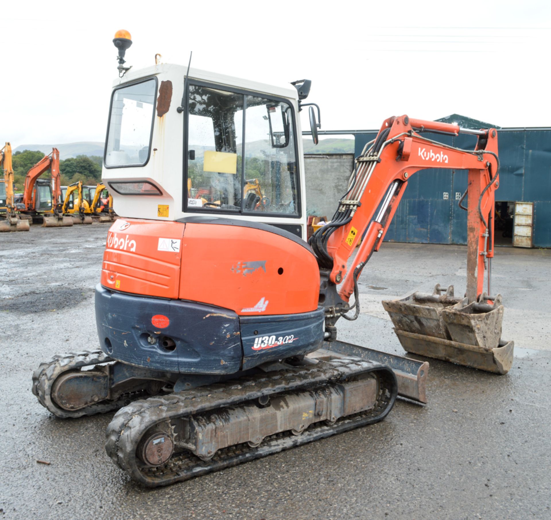 Kubota U30-3 3 tonne rubber tracked mini excavator Year: 2011 S/N: 80381 Recorded Hours: 2690 blade, - Image 3 of 11