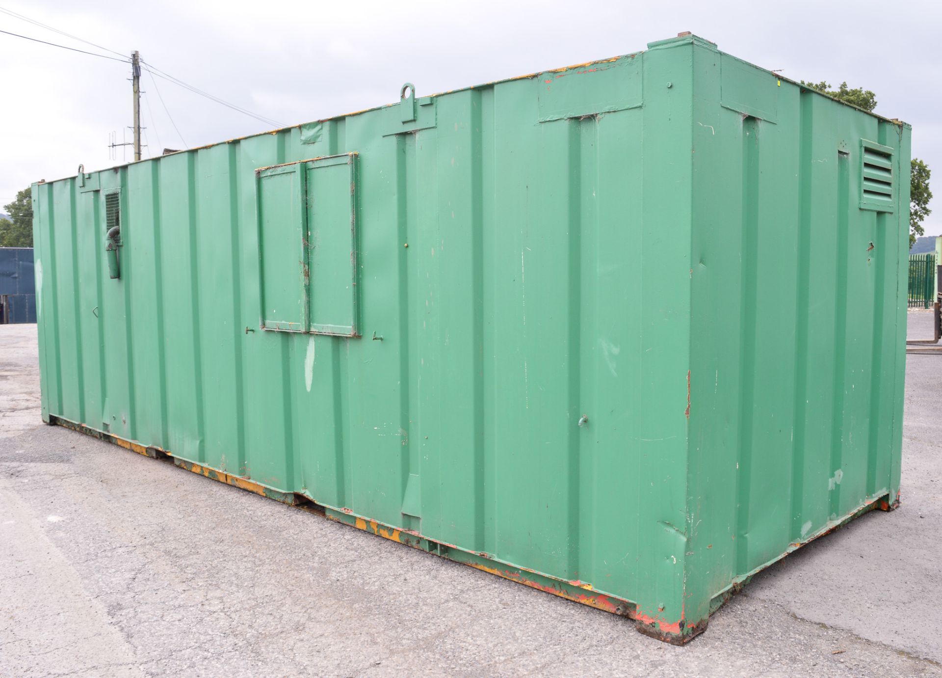 24 ft x 9 ft steel anti vandal site welfare unit Comprising of: canteen area, toilet, drying - Image 4 of 9