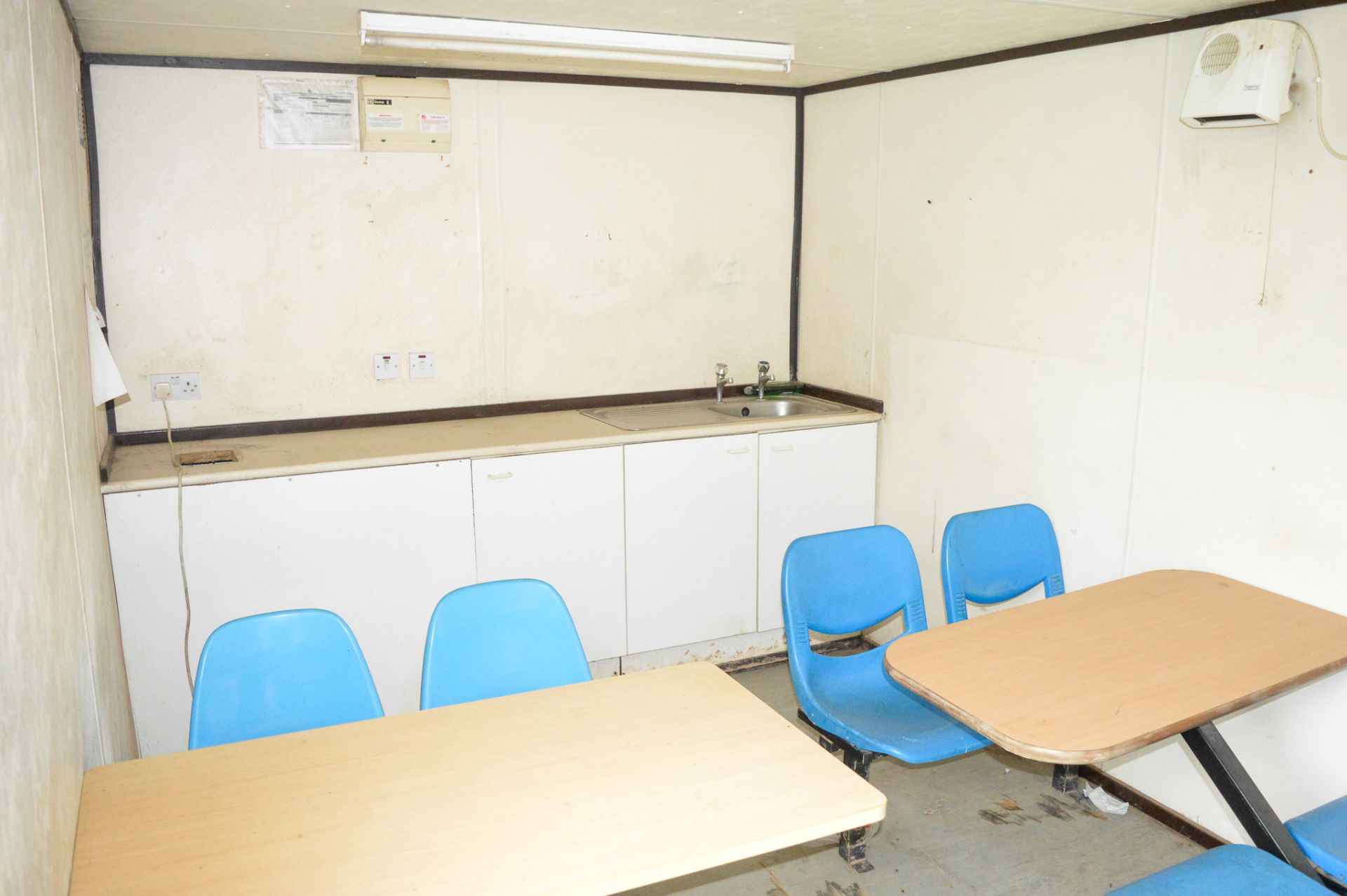 21 ft x 9 ft steel anti vandal site welfare unit Comprising of: canteen area, toilet & generator - Image 7 of 8
