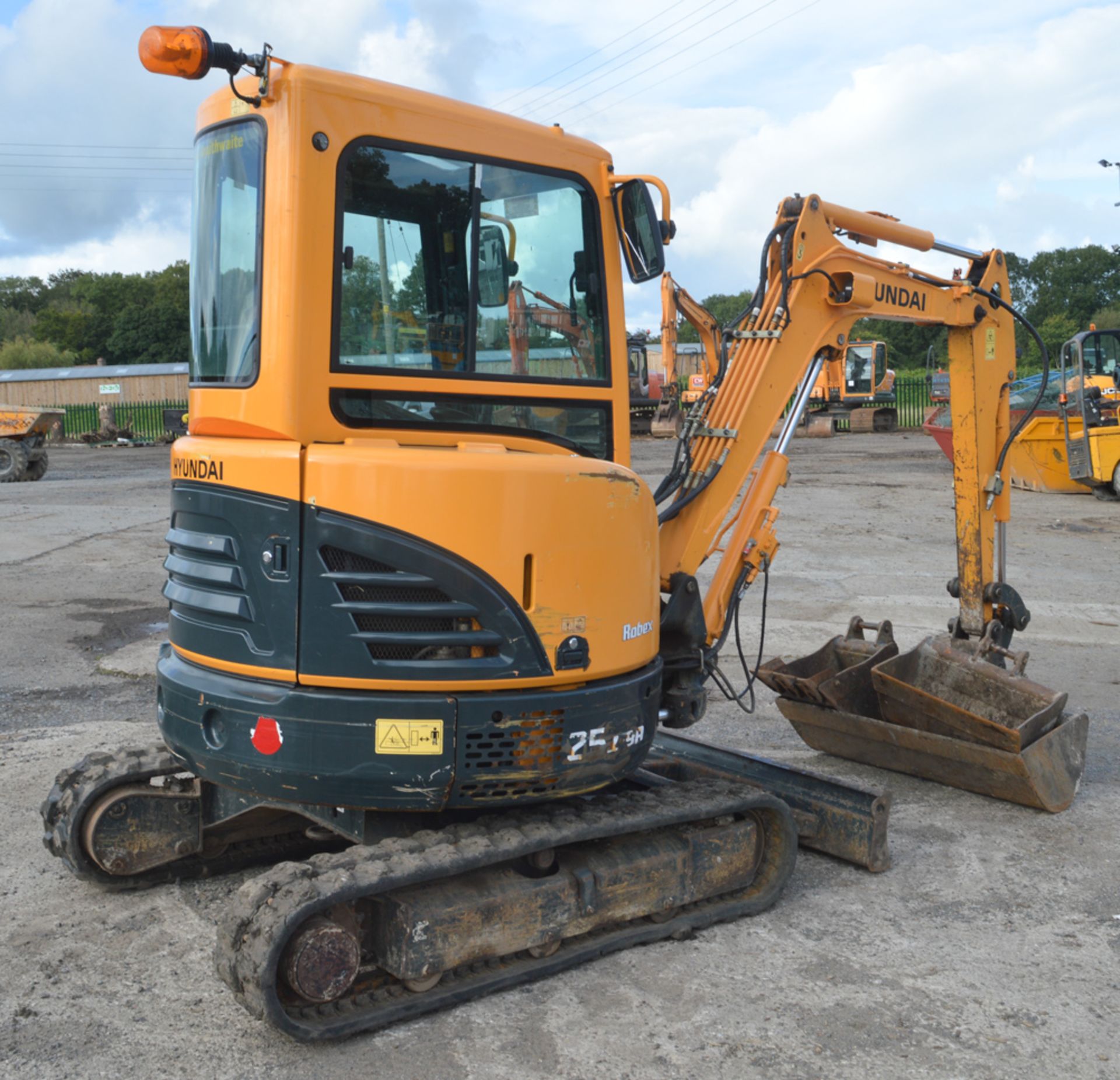 Hyundai Robex 25z-9A 2.5 tonne rubber tracked mini excavator  Year: 2014 S/N: E0000182 Recorded - Image 3 of 13