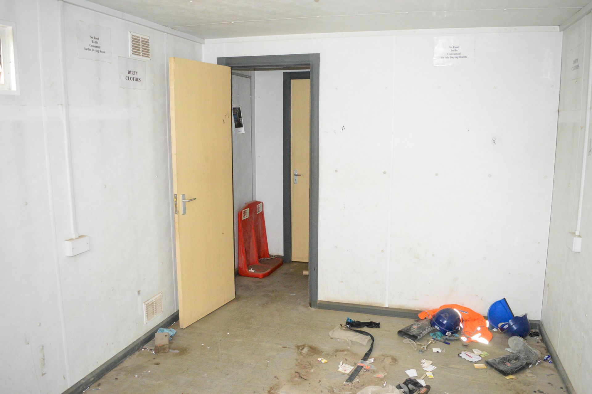 32 ft x 9 ft anti vandal steel toilet & drying room site unit comprising of drying room, gents & - Image 7 of 10