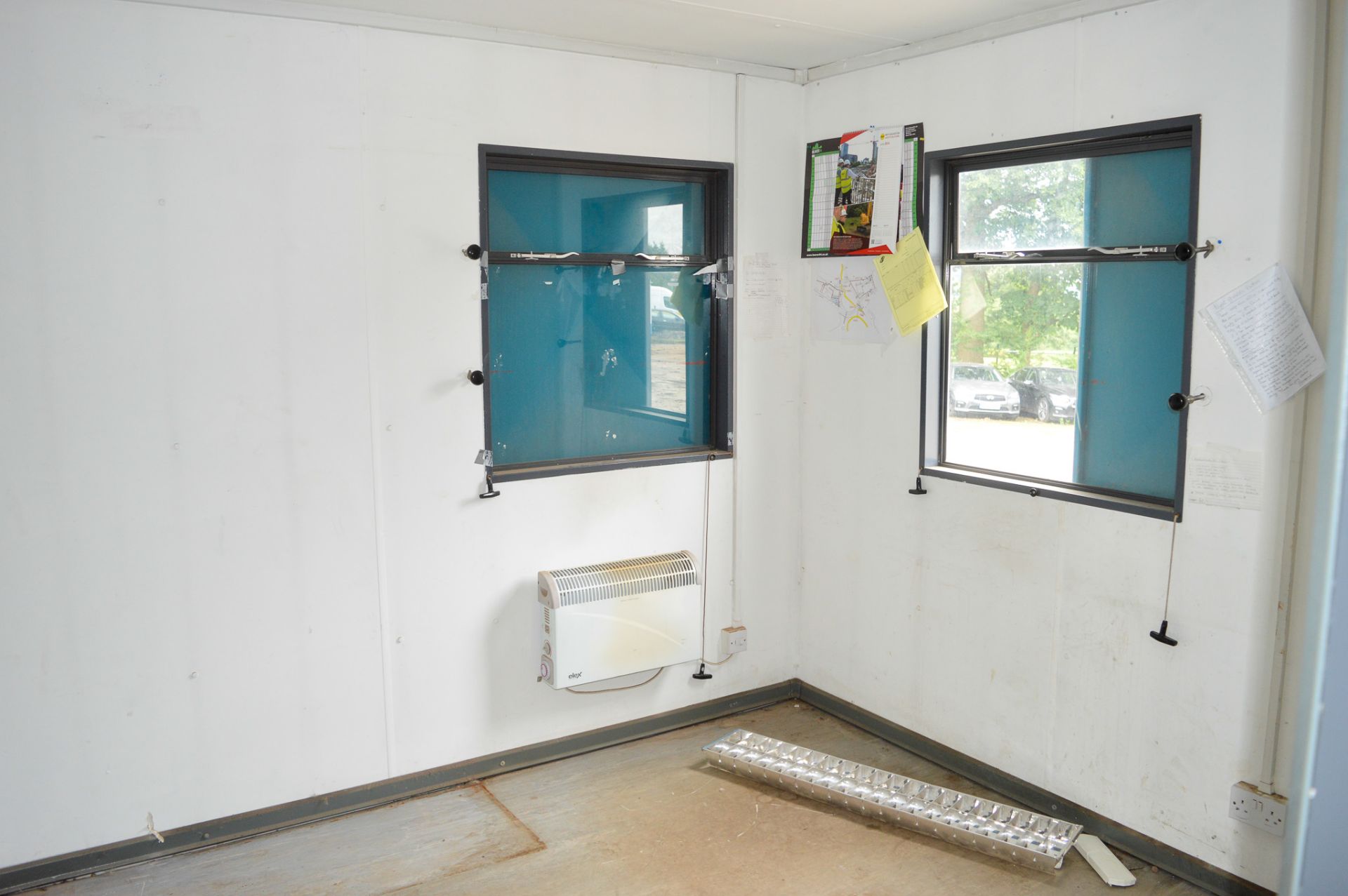 32 ft x 10 ft steel anti vandal jack leg site office unit cpmprising of: 2 offices, kitchen & toilet - Image 10 of 12