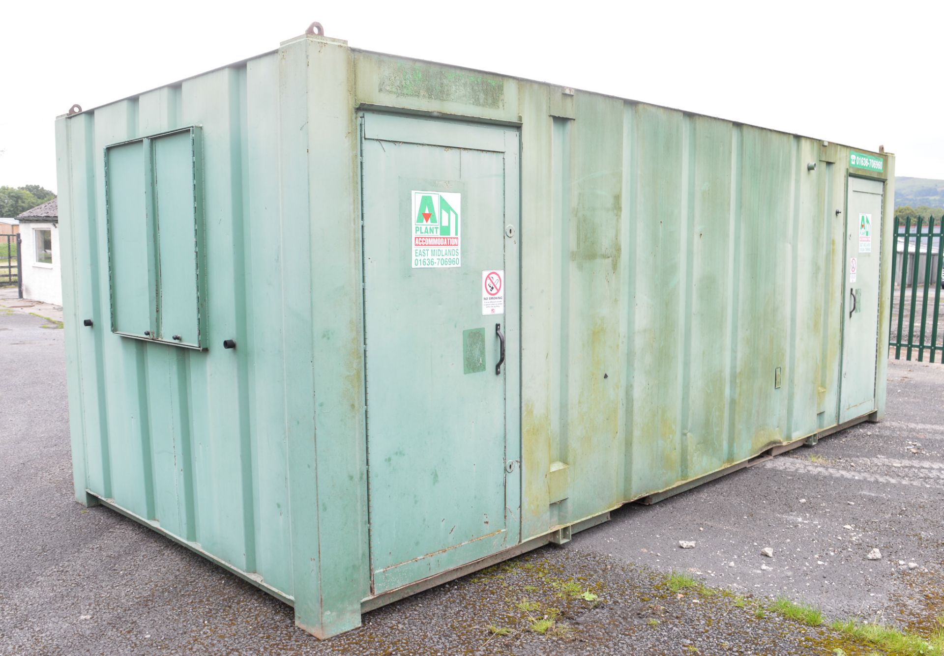 21 ft x 9 ft steel anti vandal site welfare unit Comprising of: canteen area, toilet & generator - Image 4 of 8