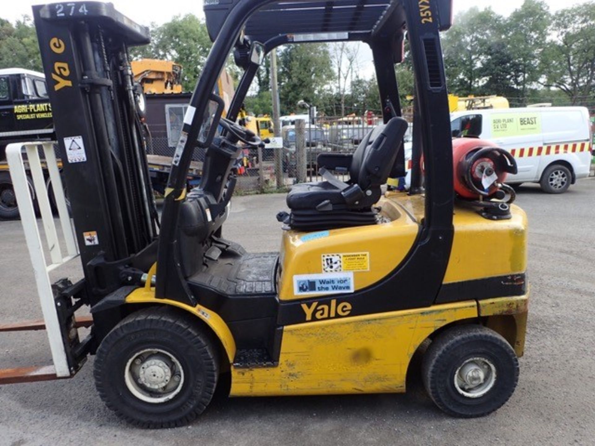 Yale GLP25 2.5 tonne gas powered fork lift truck Year: 2013 S/N: B875B24890L Recorded Hours: 7692 - Image 6 of 9