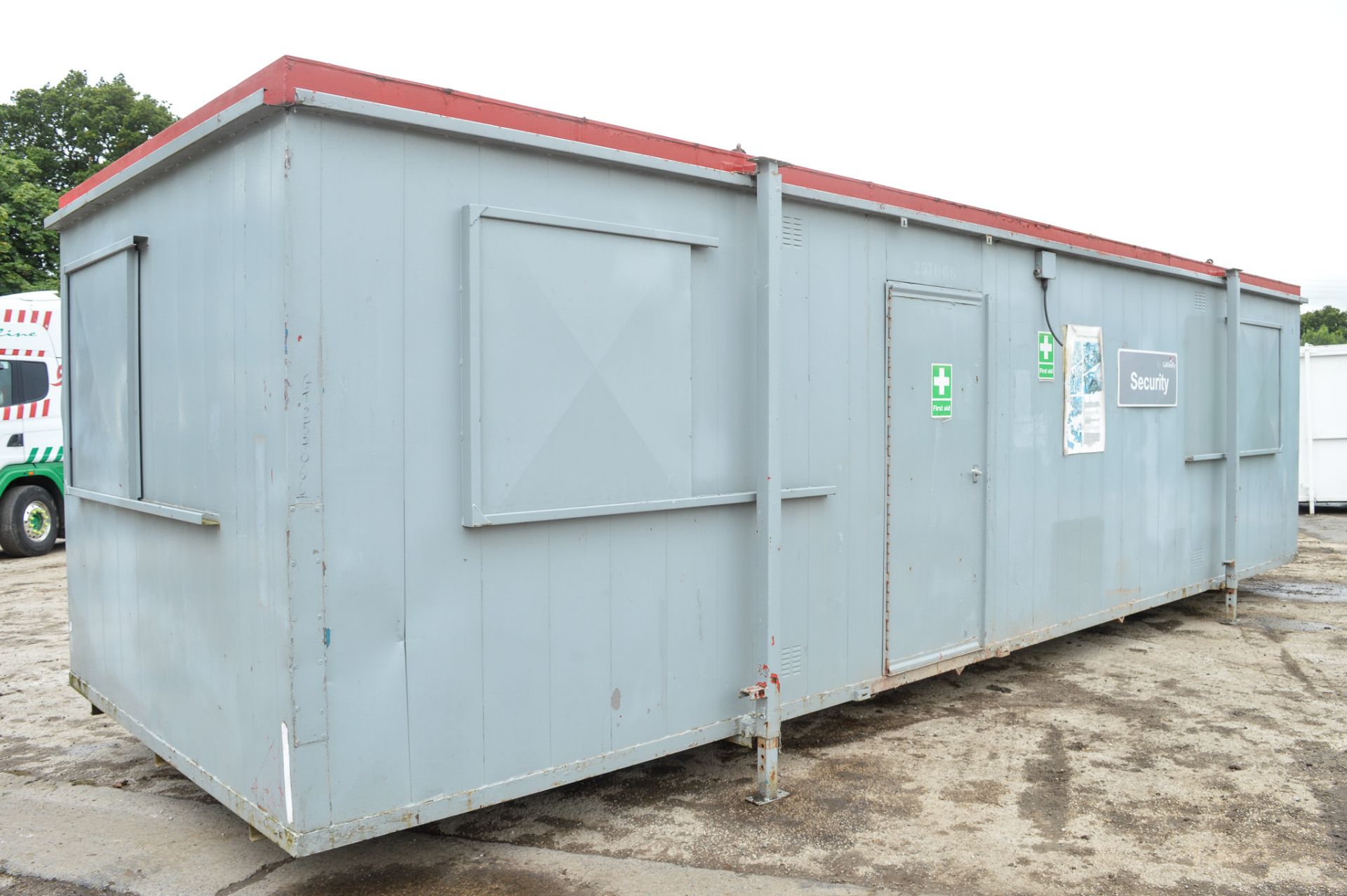 32 ft x 10 ft steel anti vandal jack leg site office unit cpmprising of: 2 offices, kitchen & toilet - Image 4 of 12