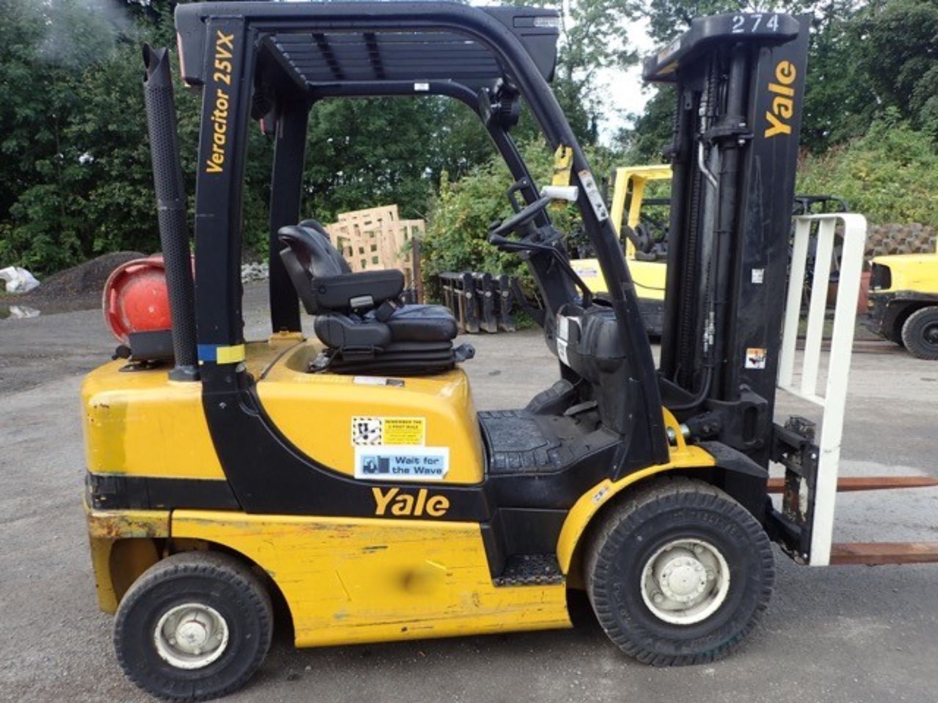 Yale GLP25 2.5 tonne gas powered fork lift truck Year: 2013 S/N: B875B24890L Recorded Hours: 7692 - Image 7 of 9
