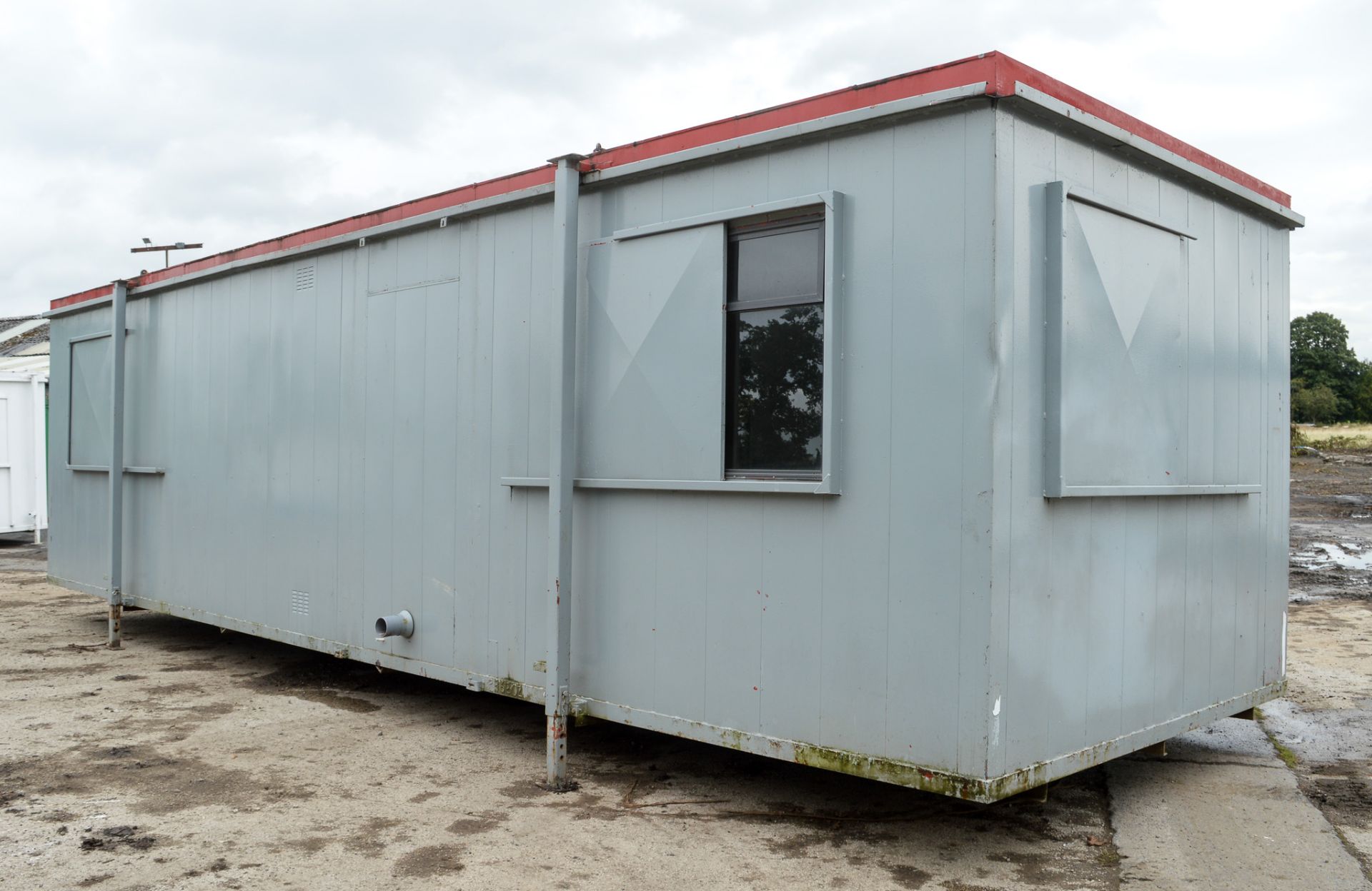 32 ft x 10 ft steel anti vandal jack leg site office unit cpmprising of: 2 offices, kitchen & toilet