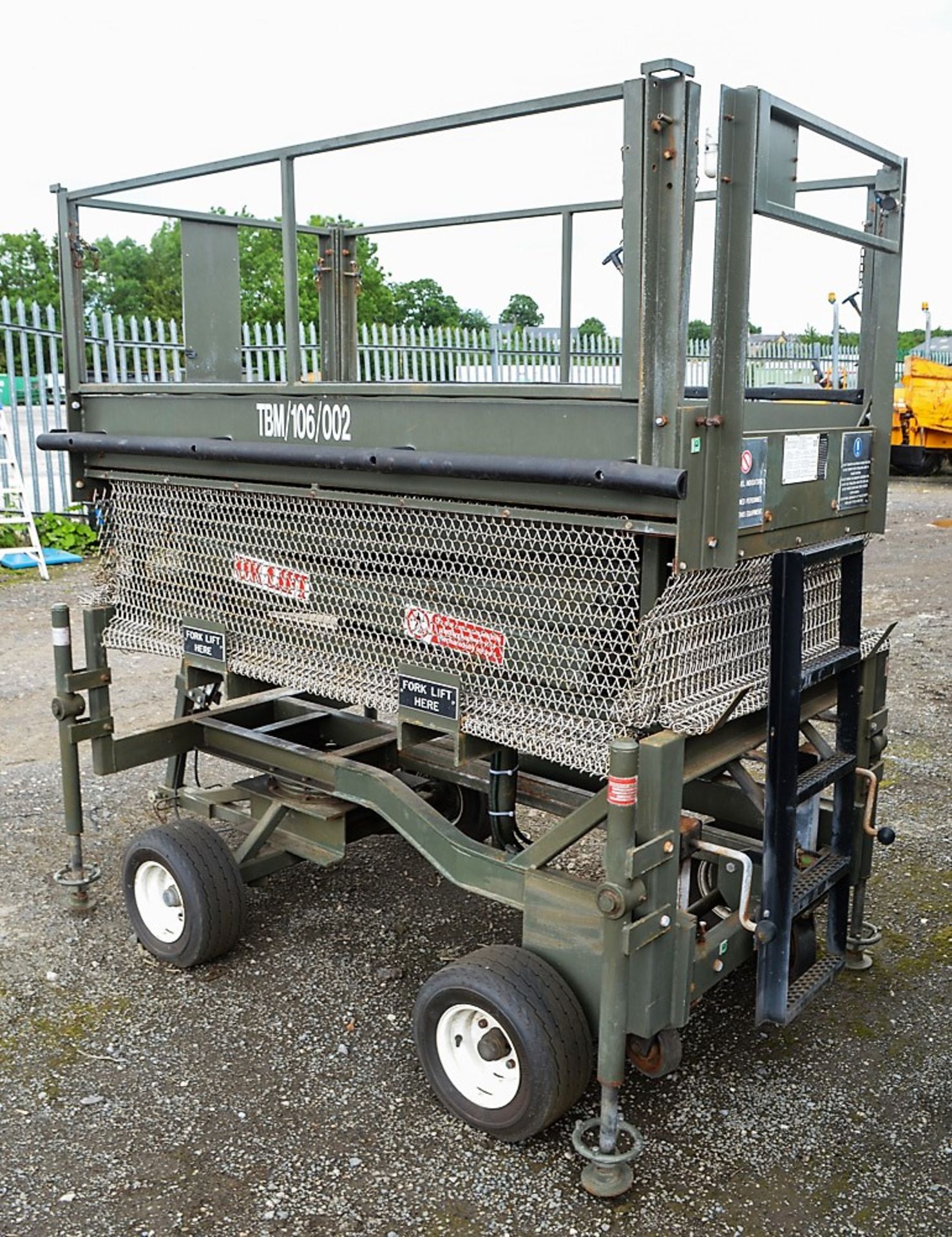 UK Lift manual hydraulic site tow mobile access platform (Ex MOD) - Image 4 of 5