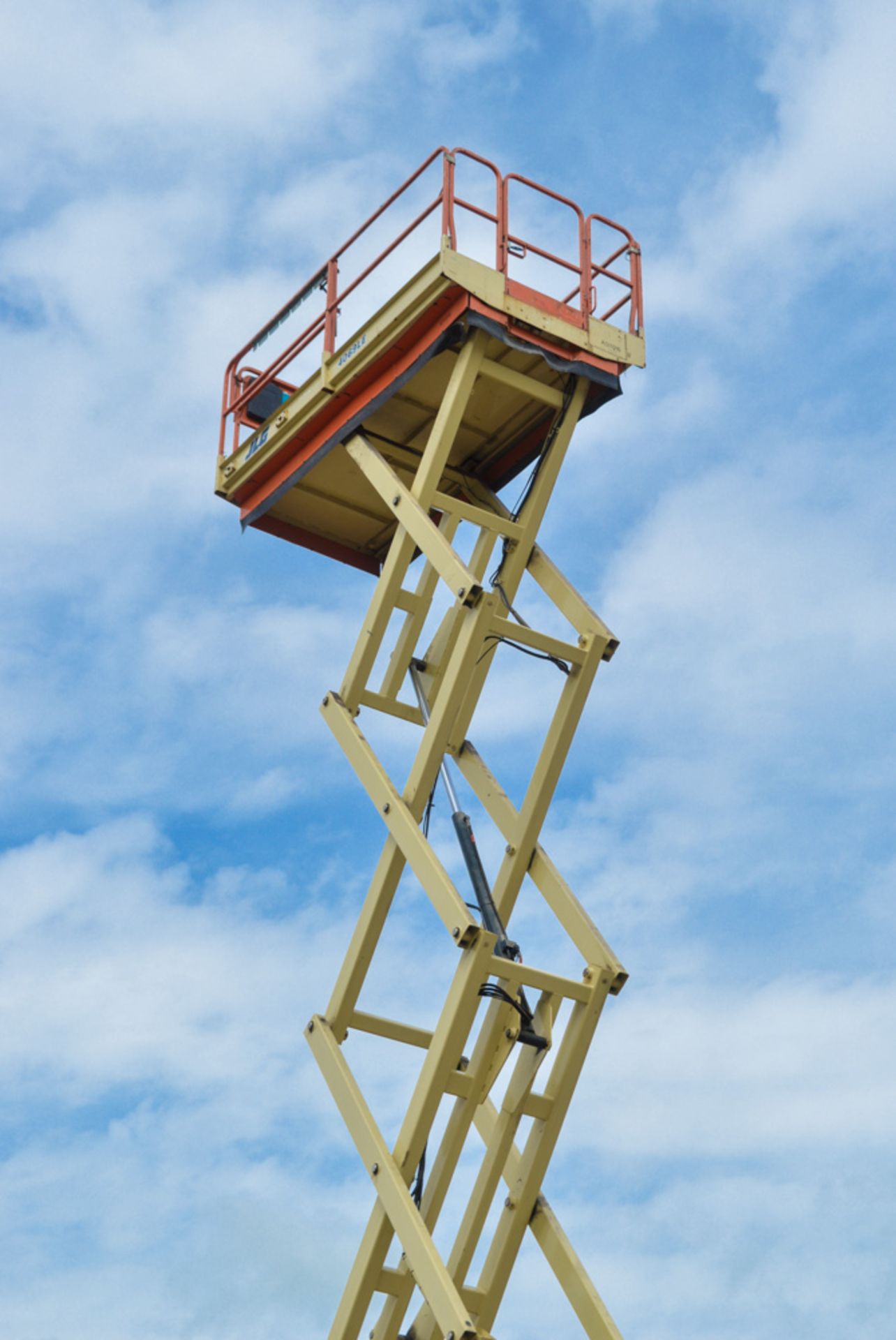 JLG 4069 LE 40 ft battery electric scissor lift access platform Year: 2008 S/N: 0200182239 - Image 6 of 6