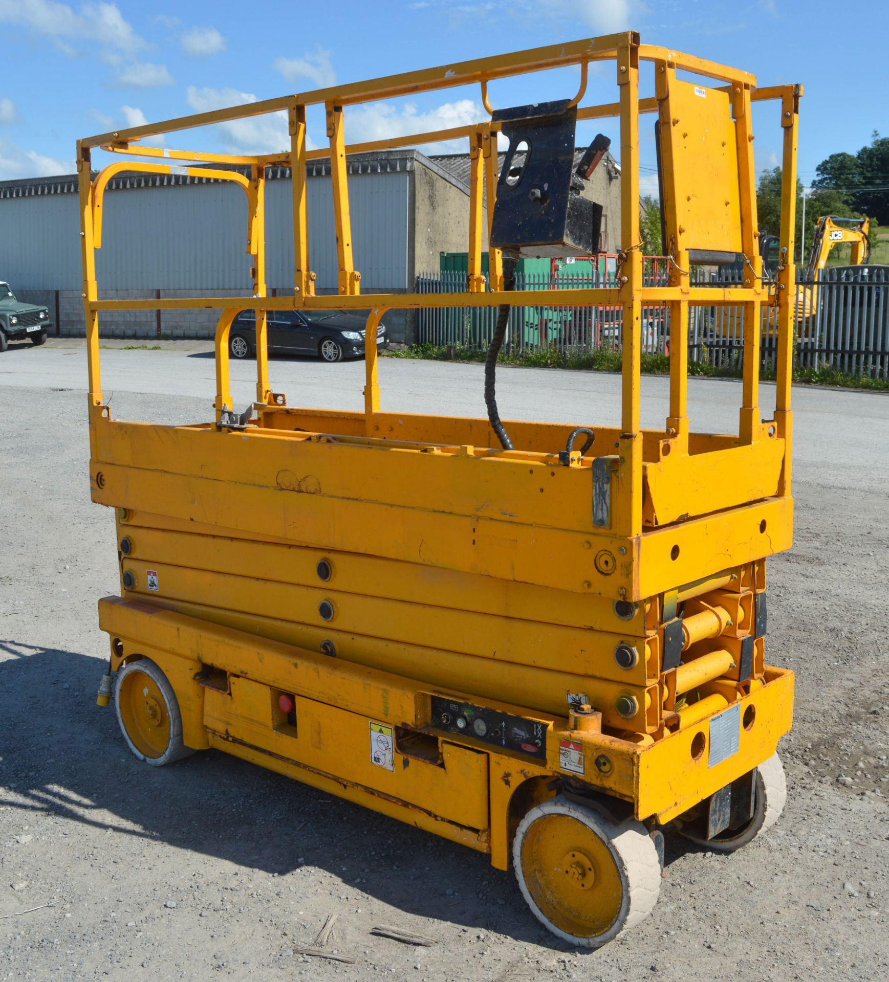 Haulotte Compact 10N battery electric scissor lift access platform  S/N: CE127986 Year: 2007 - Image 3 of 5
