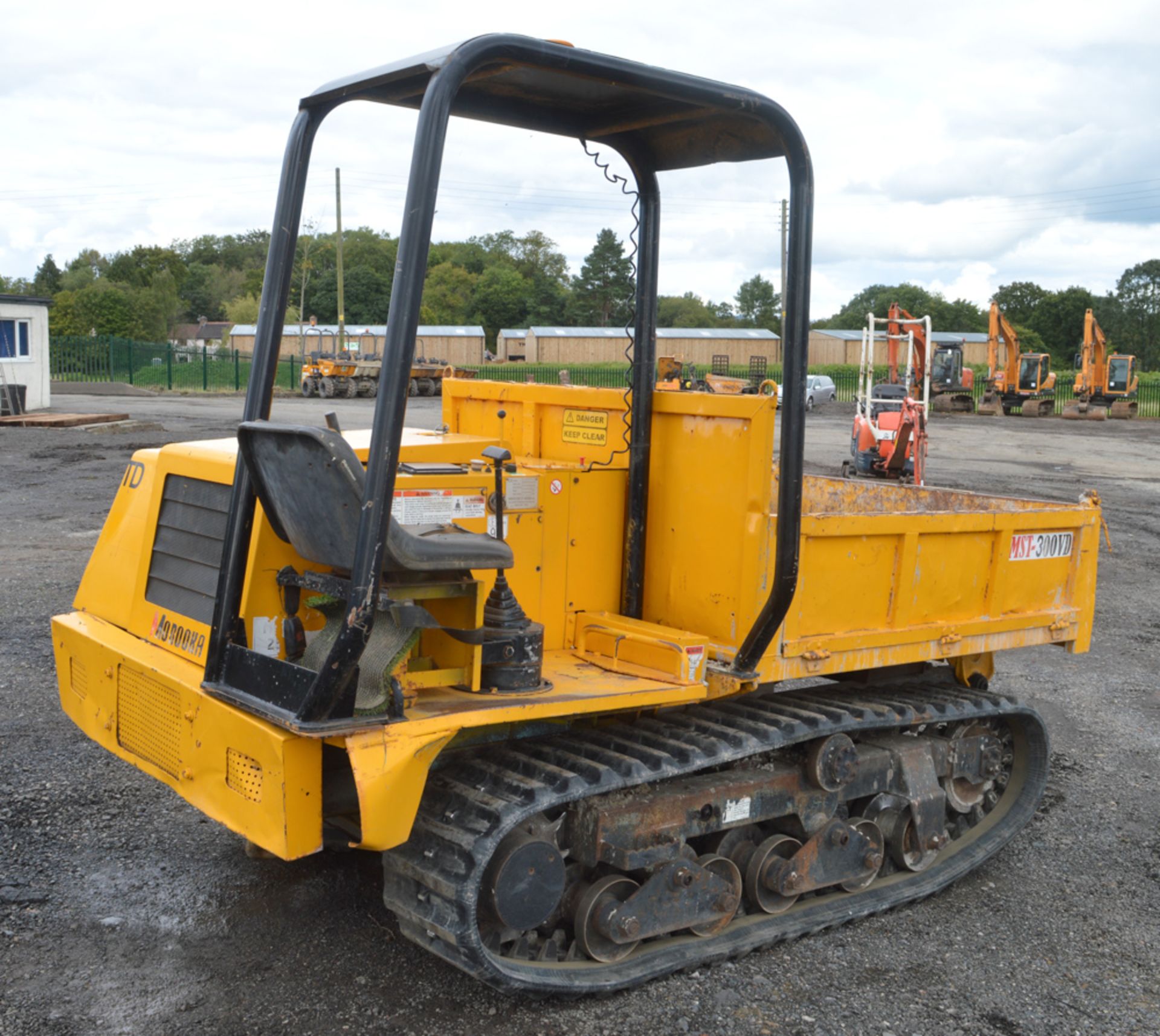 Morooka MST 300-VD 2.5 tonne rubber tracked dumper  Year: 2002 S/N: 3481 Recorded hours: 1103 - Image 2 of 9