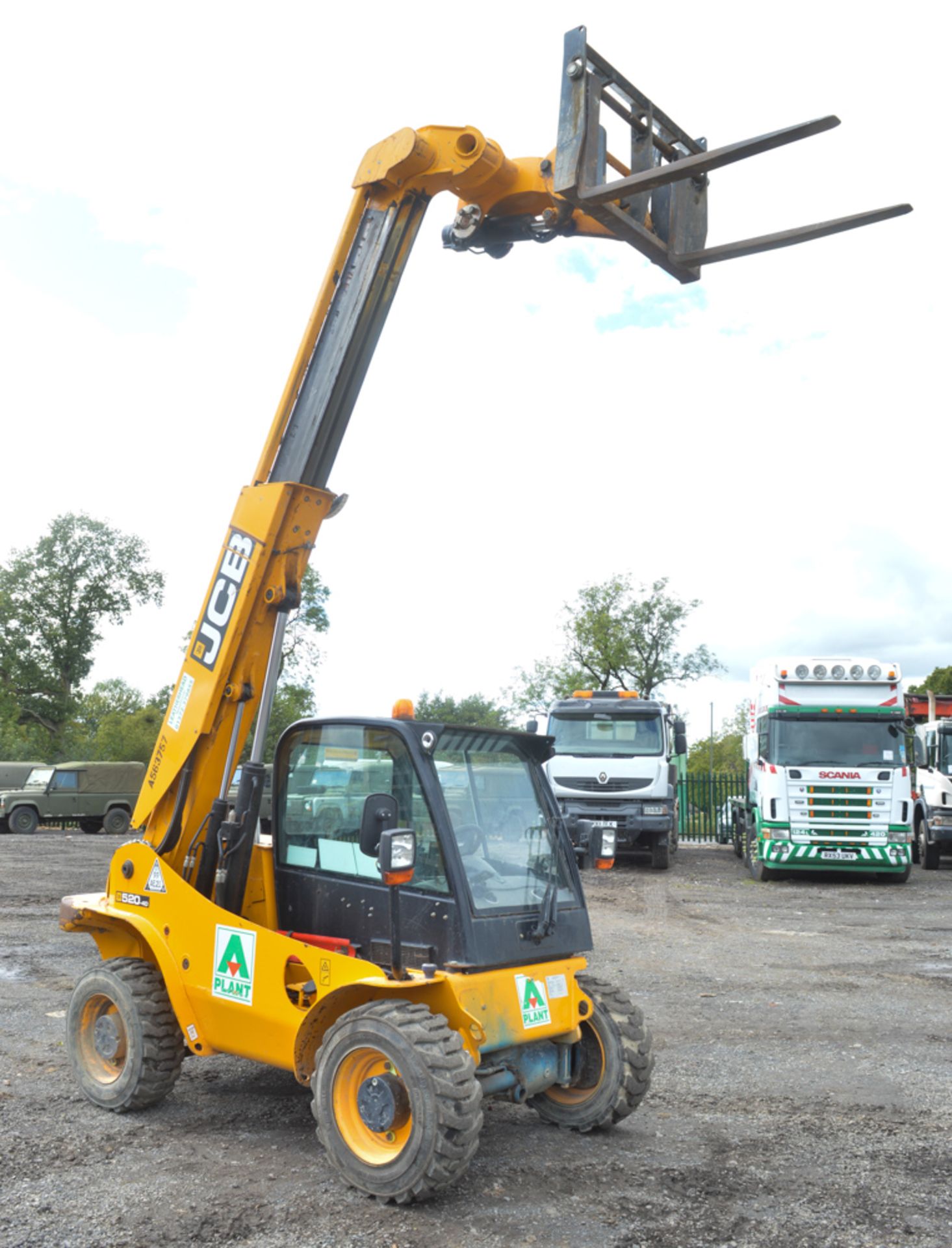 JCB 520-40 4 metre telescopic handler  Year: 2011 S/N: 01781361 Recorded hours: 1847 A563757 - Image 11 of 13