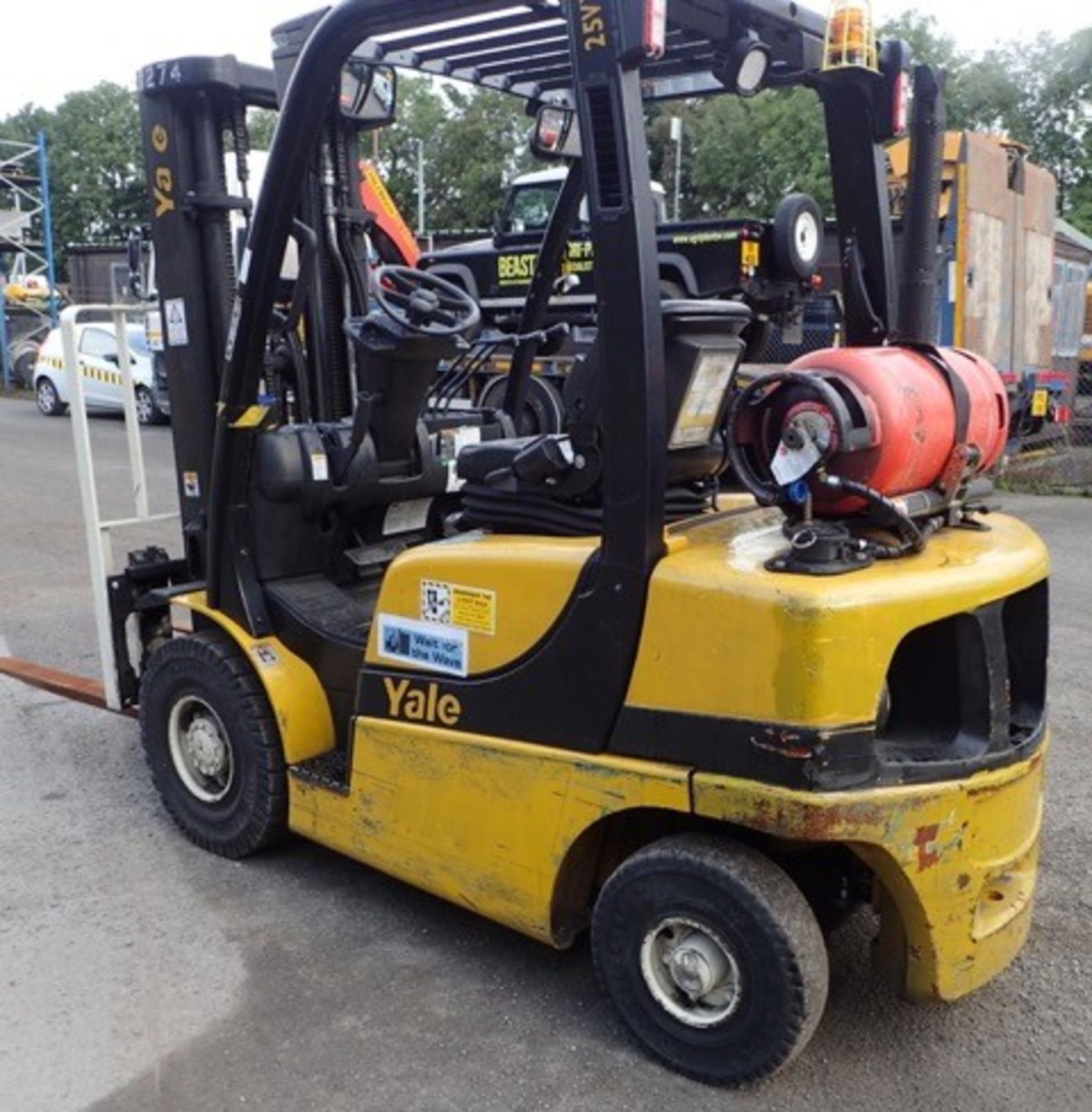 Yale GLP25 2.5 tonne gas powered fork lift truck Year: 2013 S/N: B875B24890L Recorded Hours: 7692 - Image 2 of 9