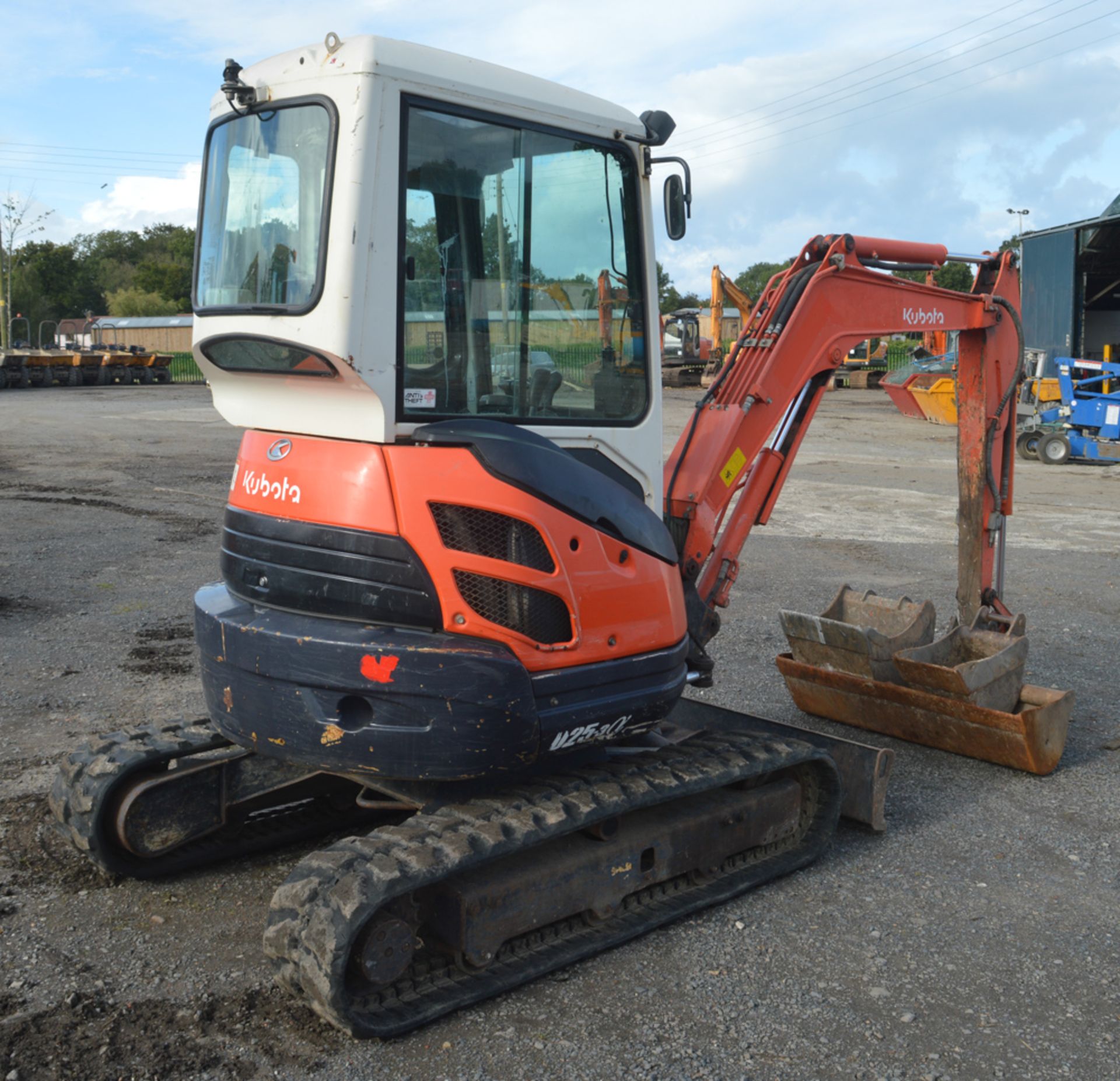 Kubota U25-3EU 2.5 tonne rubber tracked mini excavator Year: 2010 S/N:22966 Recorded hours: 3582 - Image 3 of 12