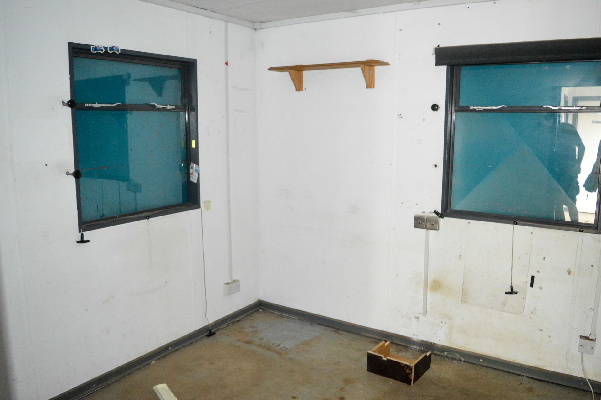 32 ft x 10 ft steel anti vandal jack leg site office unit cpmprising of: 2 offices, kitchen & toilet - Image 6 of 12