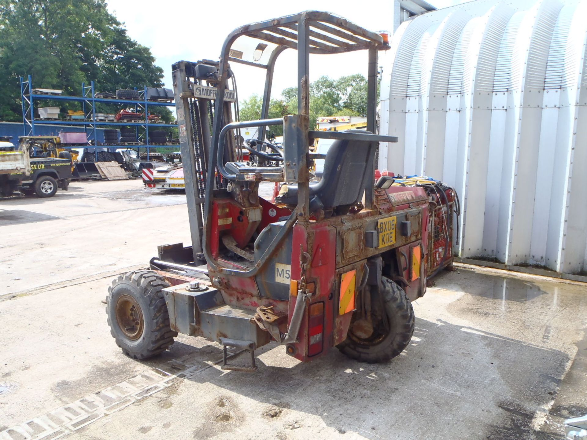 Moffett M5 20.3 2 tonne diesel truck mounted fork lift truck Year: 2005 S/N: E490345 Recorded Hours: - Image 4 of 9