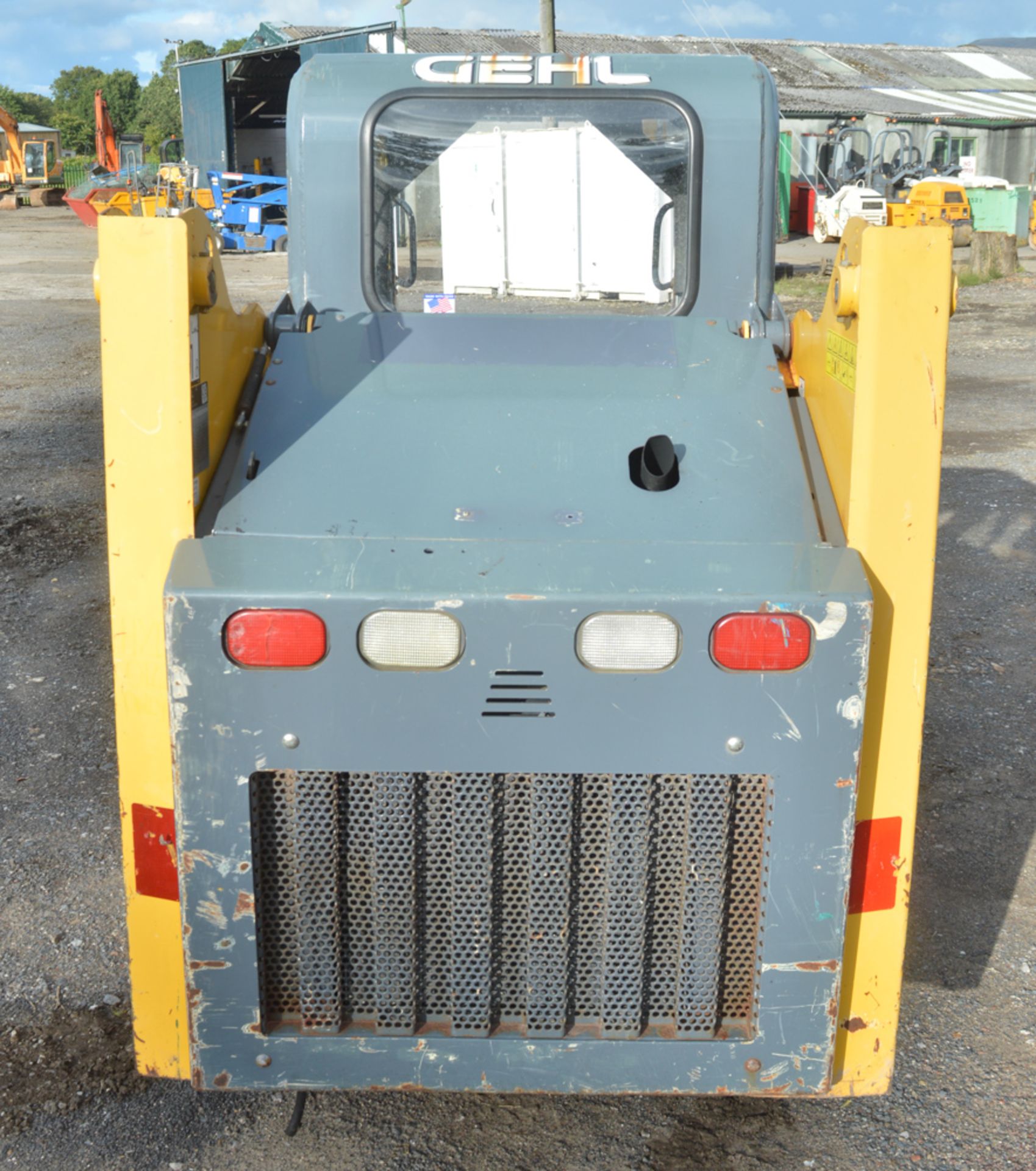 Gehl 3840 E Series skidsteer  Year:2011  S/N: E00004354 Recorded hours: 7861 C/w bucket - Image 6 of 11