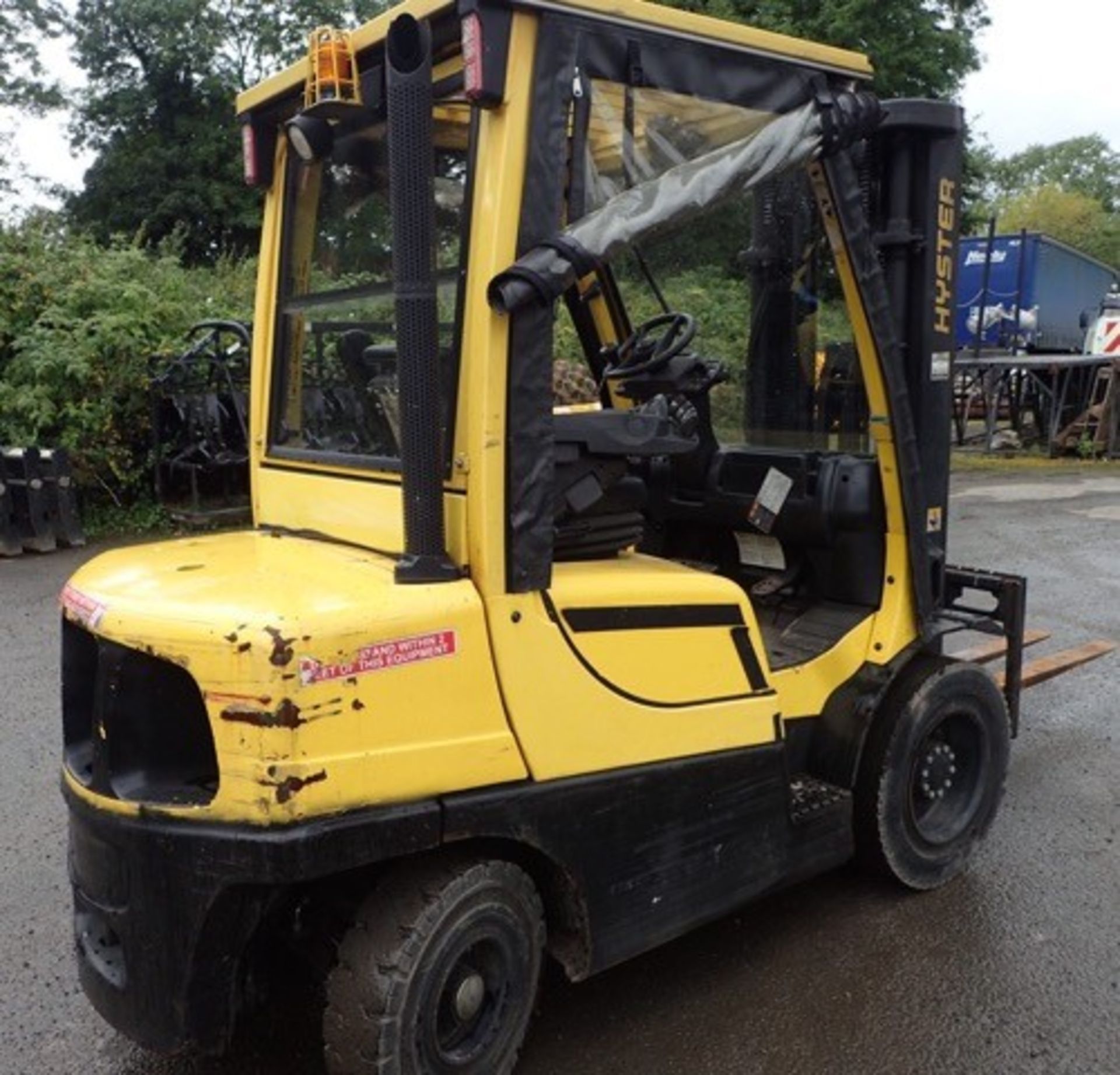 Hyster H3.0 3 tonne diesel driven fork lift truck Year: 2010 S/N: L177B31110H Recorded Hours: 9432 - Image 3 of 9