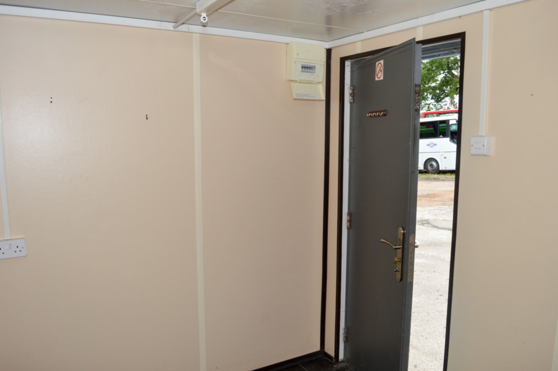 10 ft x 8 ft steel anti vandal site office unit 42 - Image 6 of 6