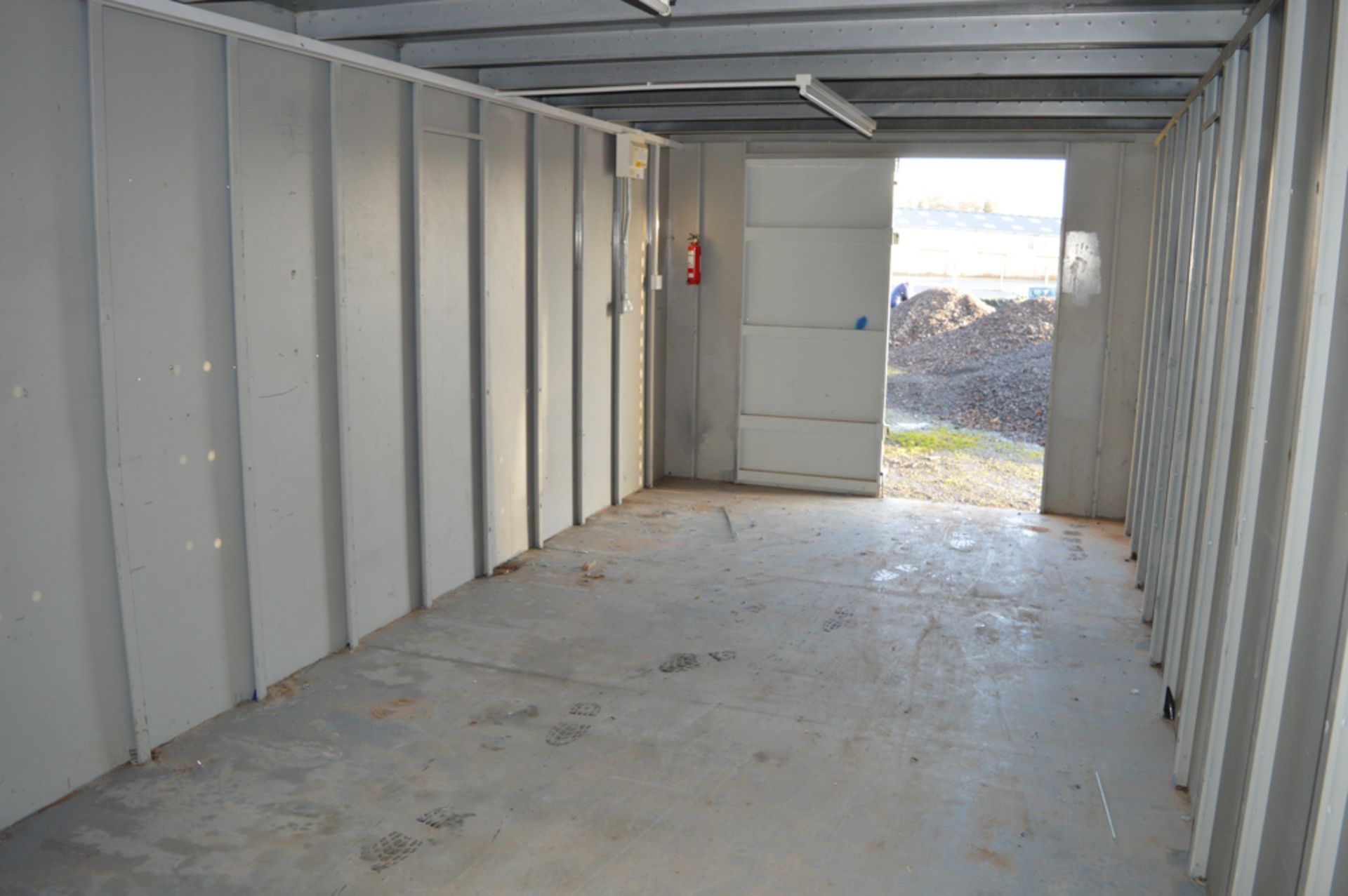 32 ft x 10 ft steel store unit  comprising of: store & office c/w keys 77304 - Image 6 of 8