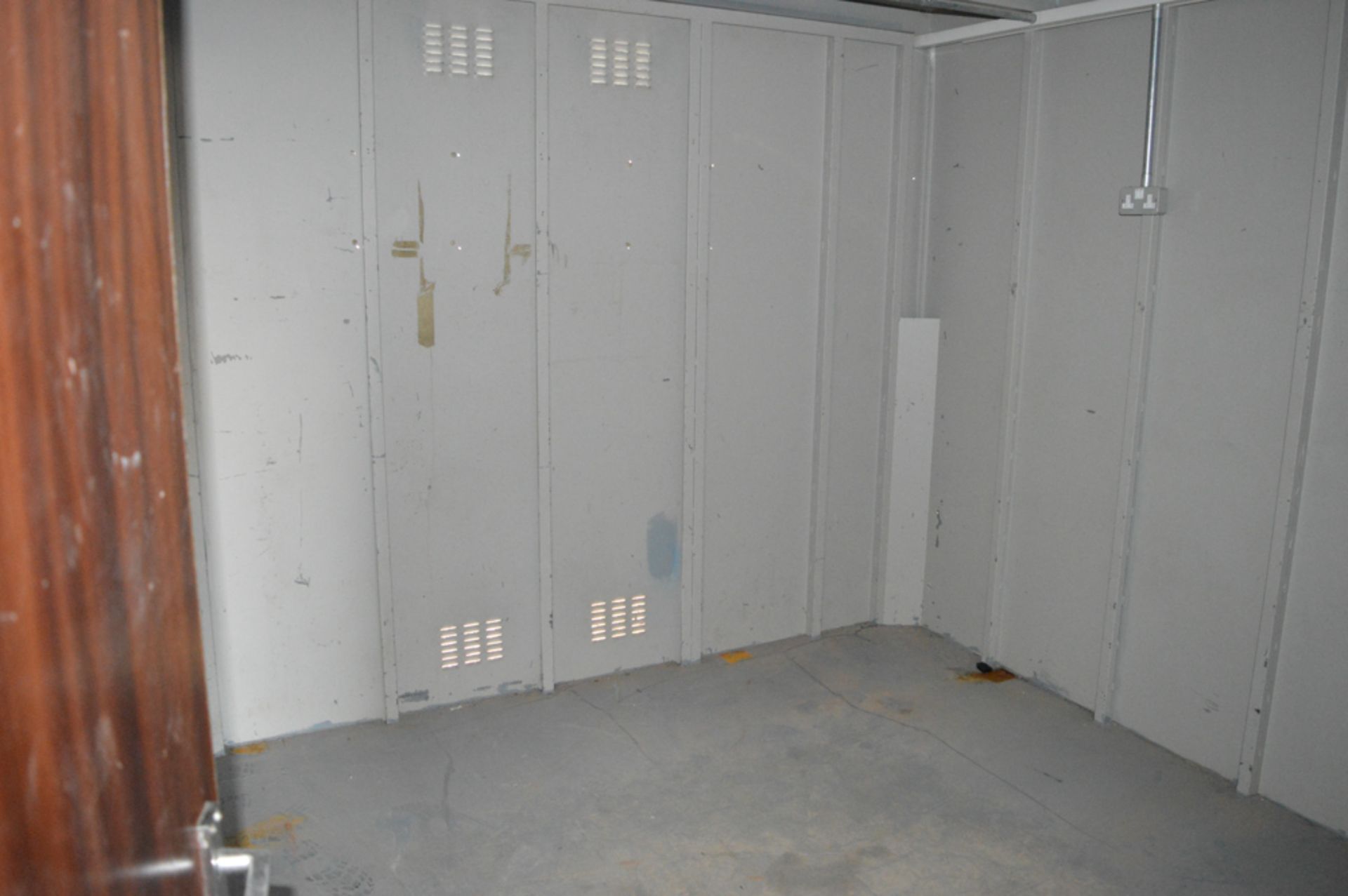 32 ft x 10 ft steel store unit  comprising of: store & office c/w keys 77304 - Image 7 of 8