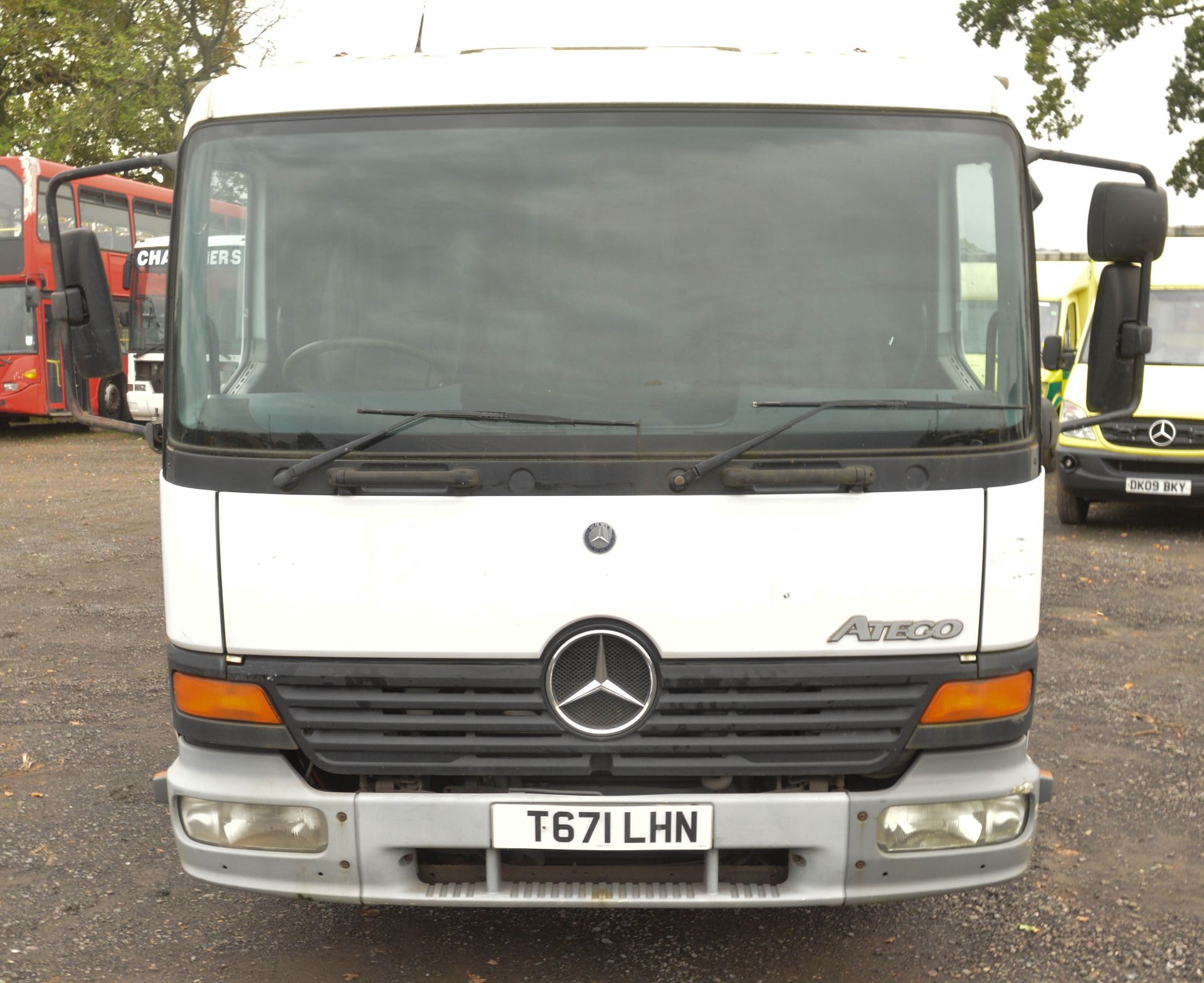 Mercedes-Benz Atego 815 rigid skip loader truck Registration No: T671 LHN Recorded k/m: 227,810 Date - Image 5 of 9
