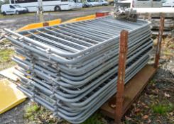 26 - crowd barrier fence panels c/w links