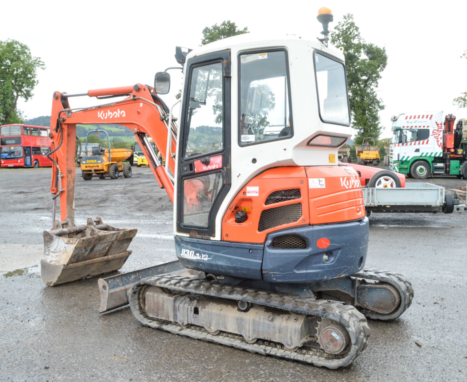 Kubota U30-3 3 tonne rubber tracked mini excavator Year: 2011 S/N: 80381 Recorded Hours: 2690 blade, - Image 2 of 11