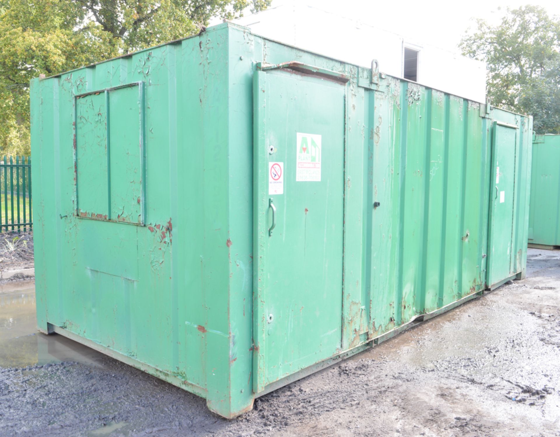 24 ft x 9 ft steel anti vandal site welfare unit Comprising of: canteen area, toilet & generator - Image 4 of 8