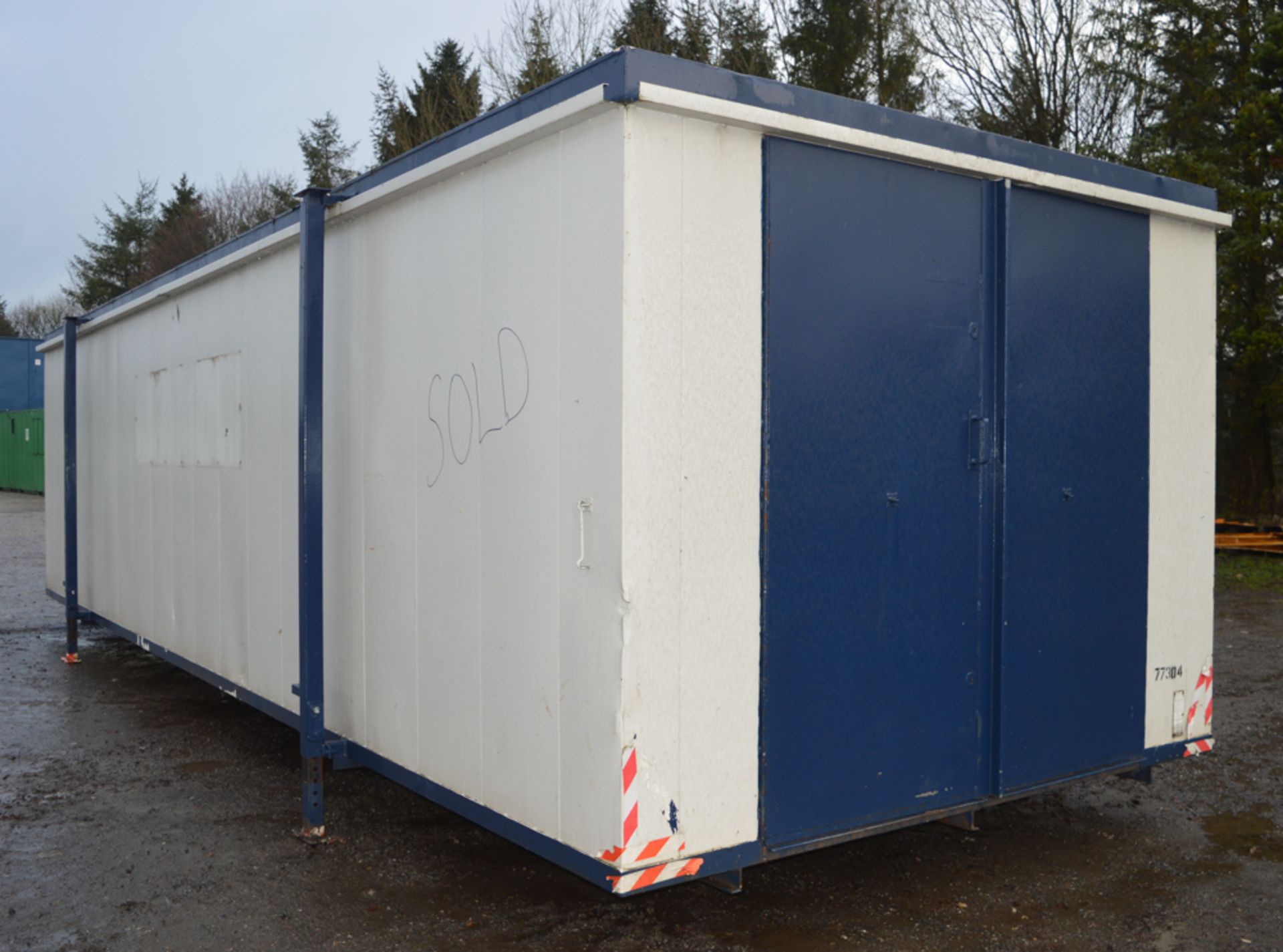 32 ft x 10 ft steel store unit  comprising of: store & office c/w keys 77304 - Image 4 of 8