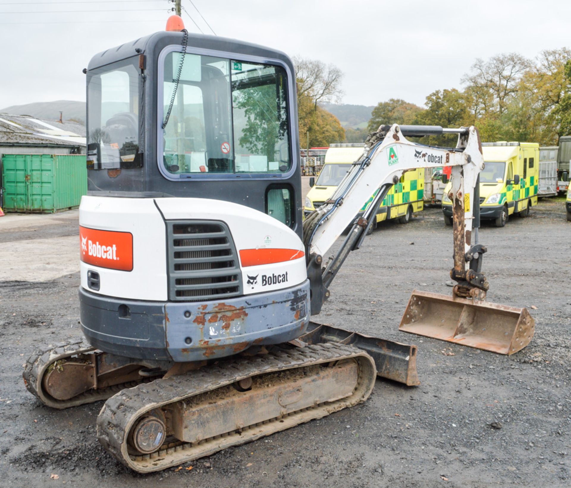 Bobcat E26 2.6 tonne rubber tracked mini excavator Year: 2011 S/N: 11058 Recorded Hours: 1701 blade, - Image 3 of 13