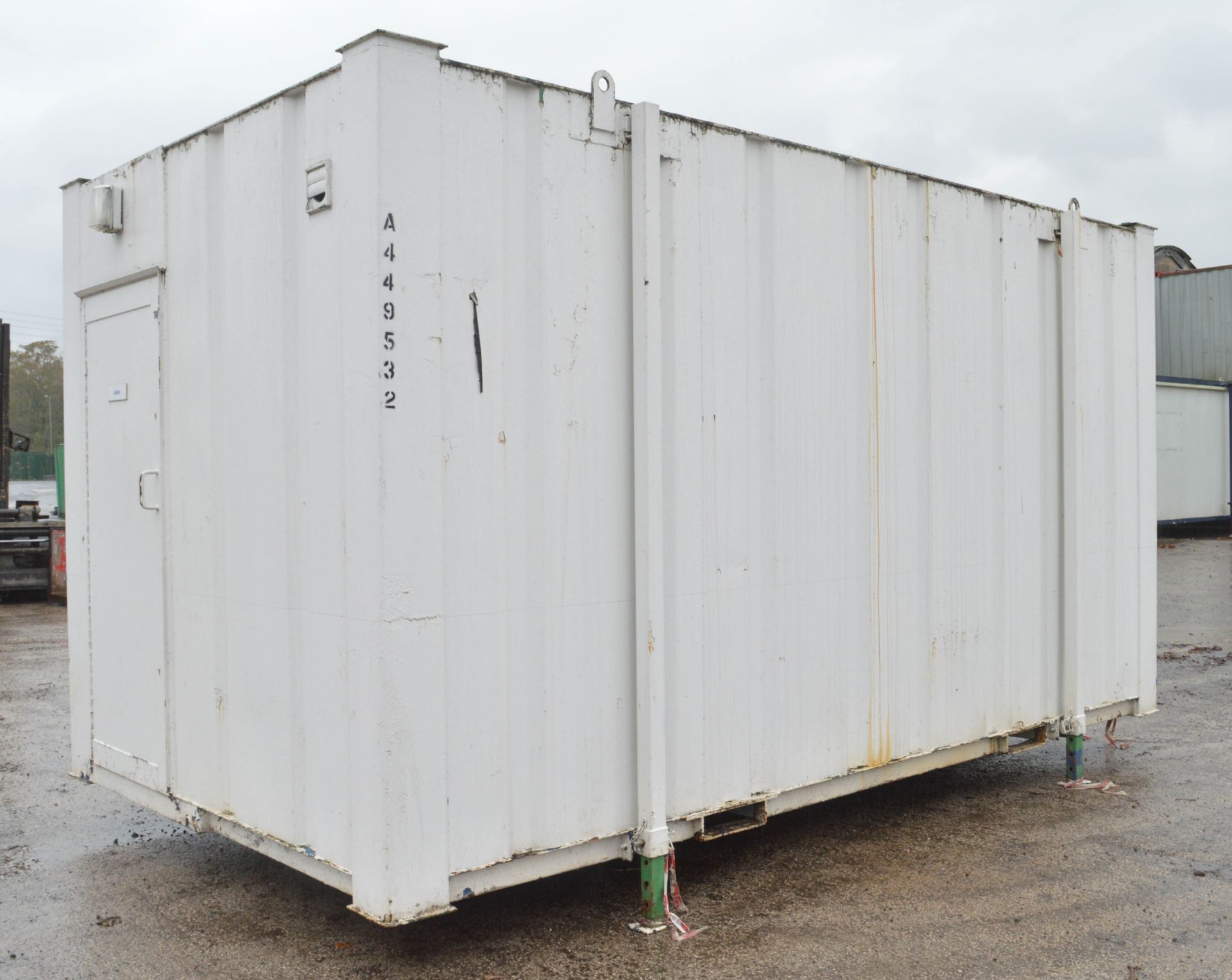 16 ft x 9 ft steel anti vandal jack leg 2 + 1 toilet site unit c/w keys A449532 - Image 3 of 11