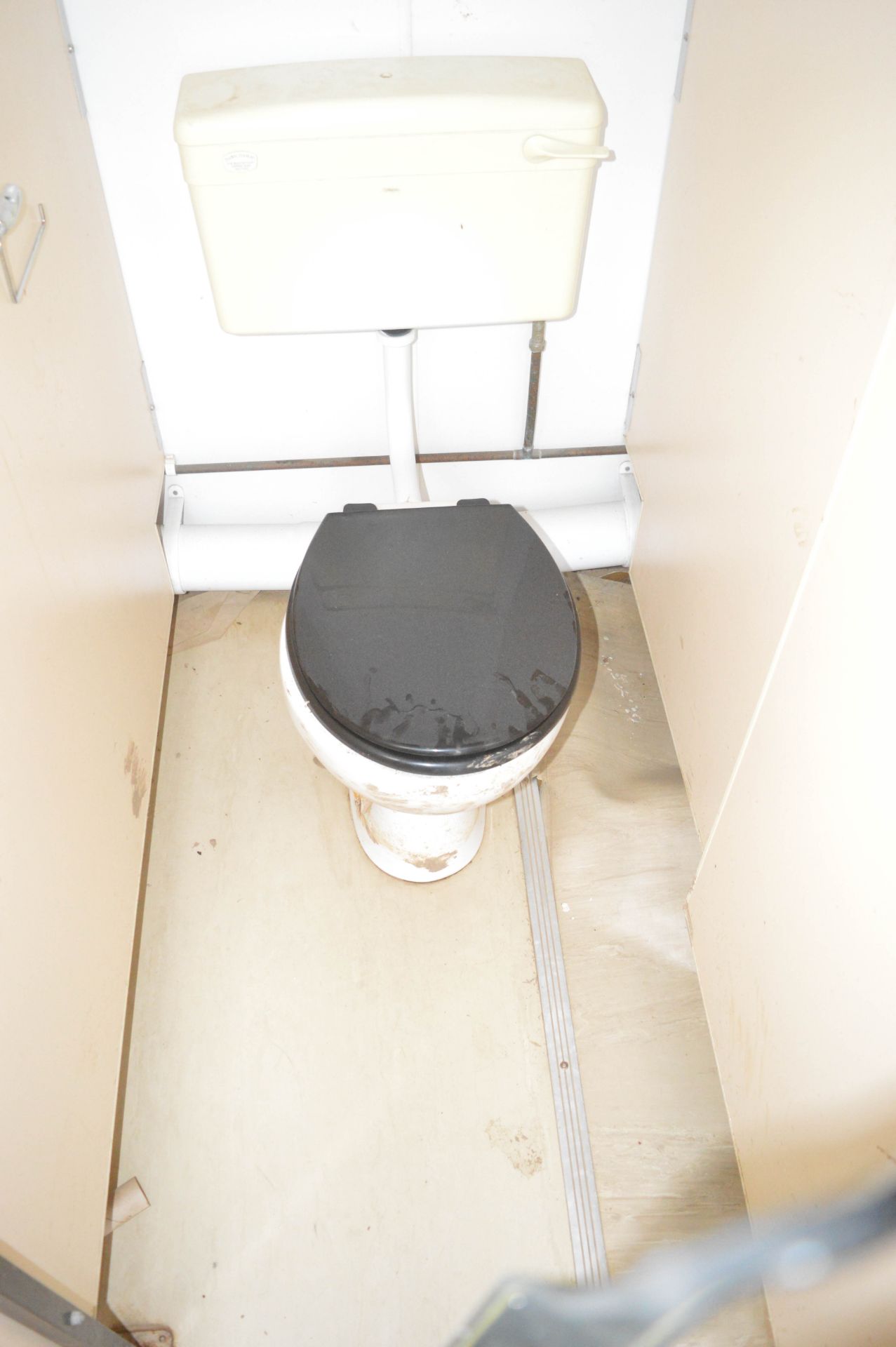 16 ft x 9 ft steel anti vandal jack leg 2 + 1 toilet site unit c/w keys A449532 - Image 9 of 11