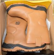 Pair of brown rigger boots Size 6 New & unused