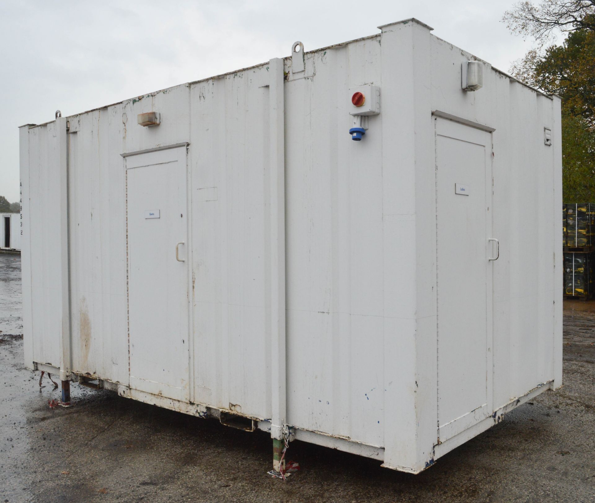 16 ft x 9 ft steel anti vandal jack leg 2 + 1 toilet site unit c/w keys A449532 - Image 2 of 11