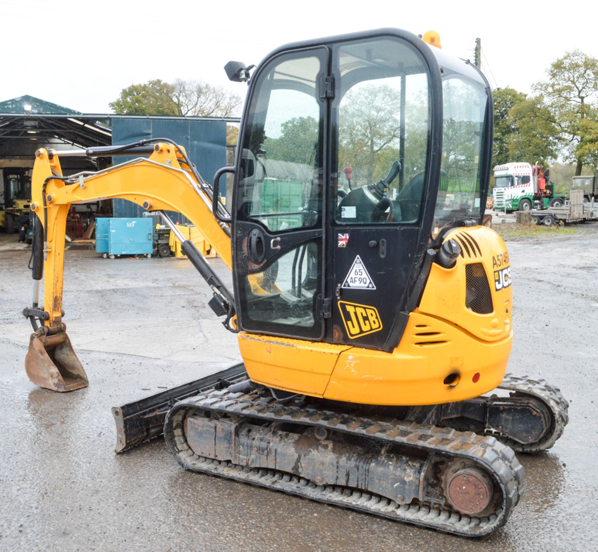 JCB 8025 ZTS 2.5 tonne rubber tracked mini excavator Year: 2012 S/N: 2012 Recorded Hours: 1367 - Image 2 of 12