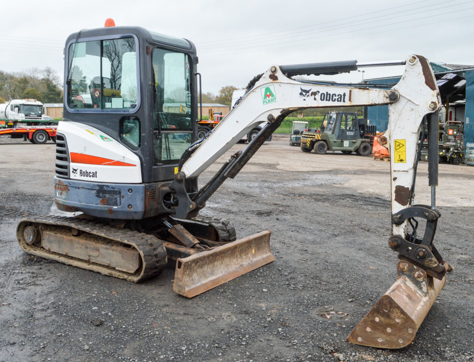 Bobcat E26 2.6 tonne rubber tracked mini excavator Year: 2011 S/N: 11058 Recorded Hours: 1701 blade, - Image 4 of 13